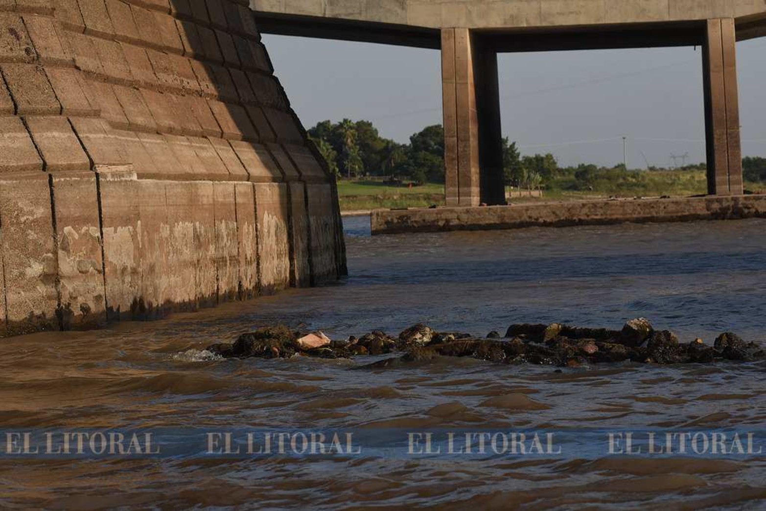 Puente acueducto. Los restos que aparecen serían de un puente de 1093 que traía el agua desde el río Colastiné.