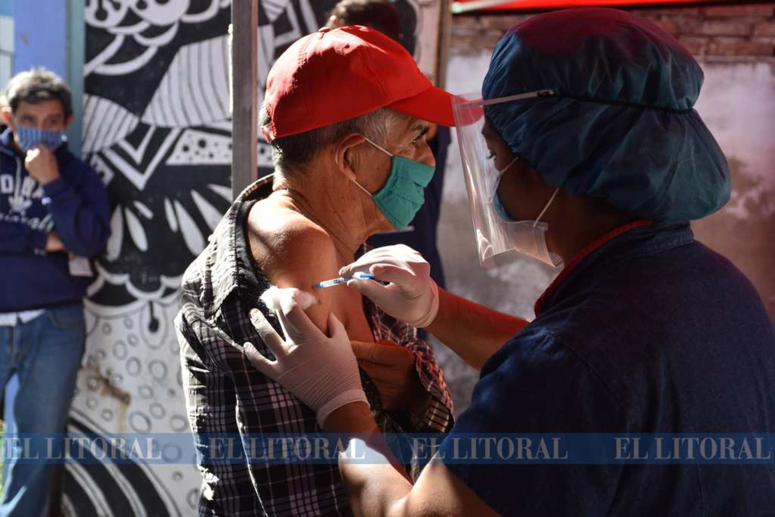 Vacunan a adultos mayores en barrio Santa Rosa de Lima