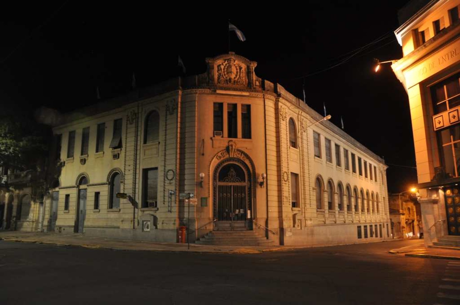 La ciudad vacía. El edificio del Correo Argentino ubicado en Monte Caseros y 25 de Mayo.