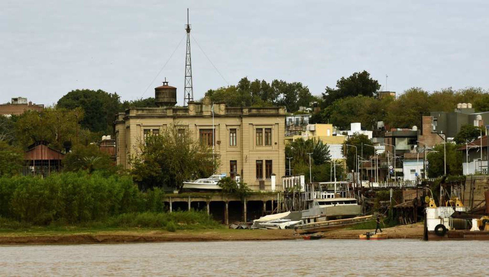 El dique seco. El ingreso al amarradero en el puerto de Paraná está seco. Atrás se ve el edificio emblema: la Dirección de Vías Navegables del Paraná Medio. Un edificio en ruinas.