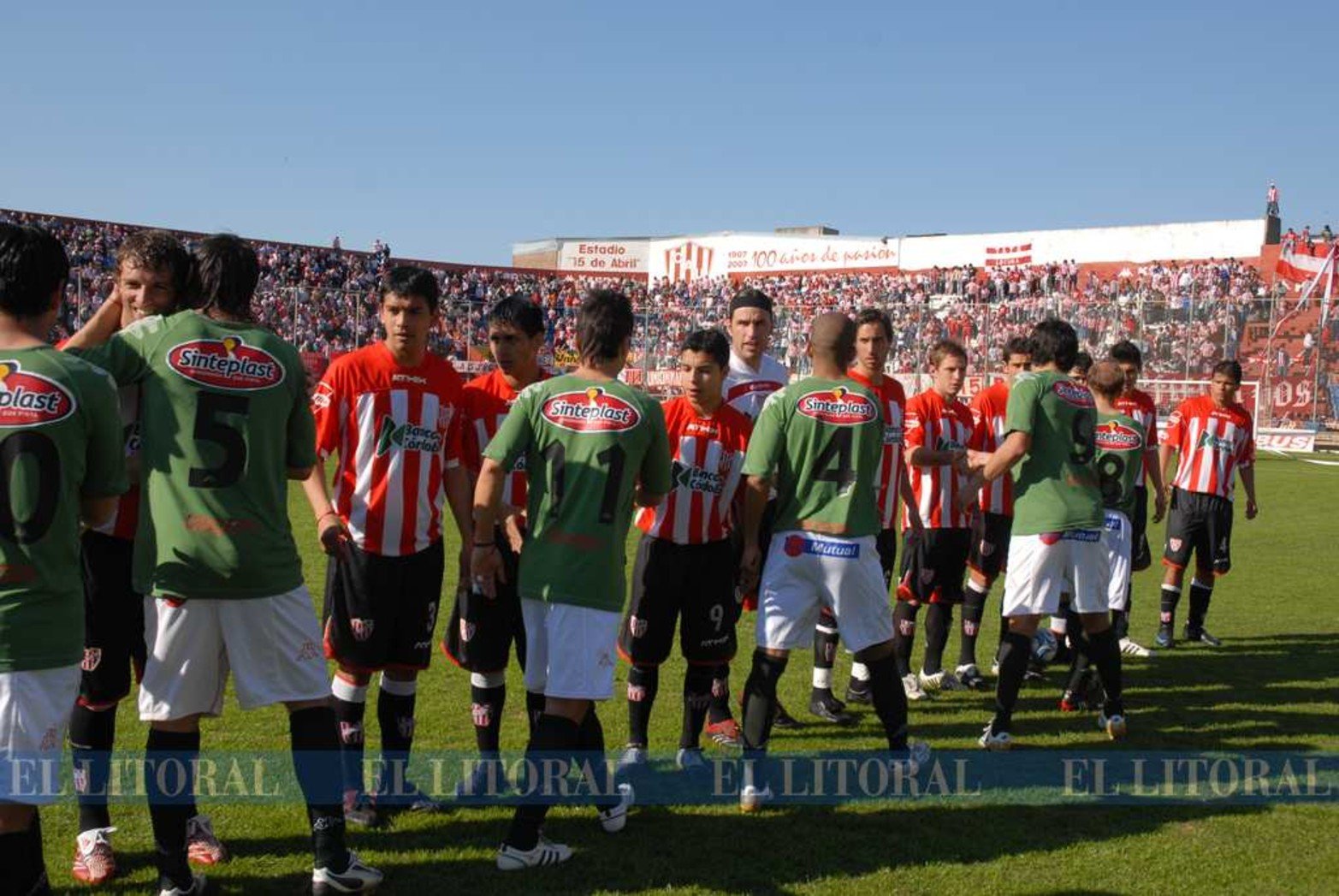 El saludo inicial y con el estadio 15 de Abril de fondo y repleto.