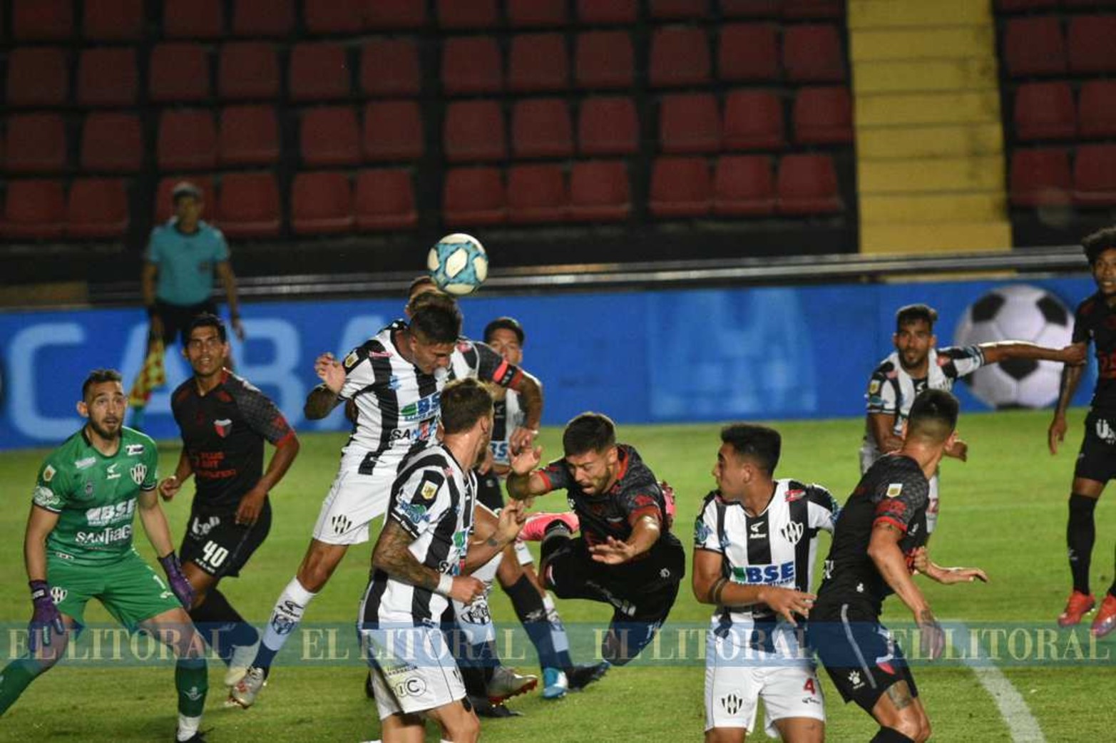 Escenas del encuentro entre Colón y Central Córdoba de Santiago del Estero.