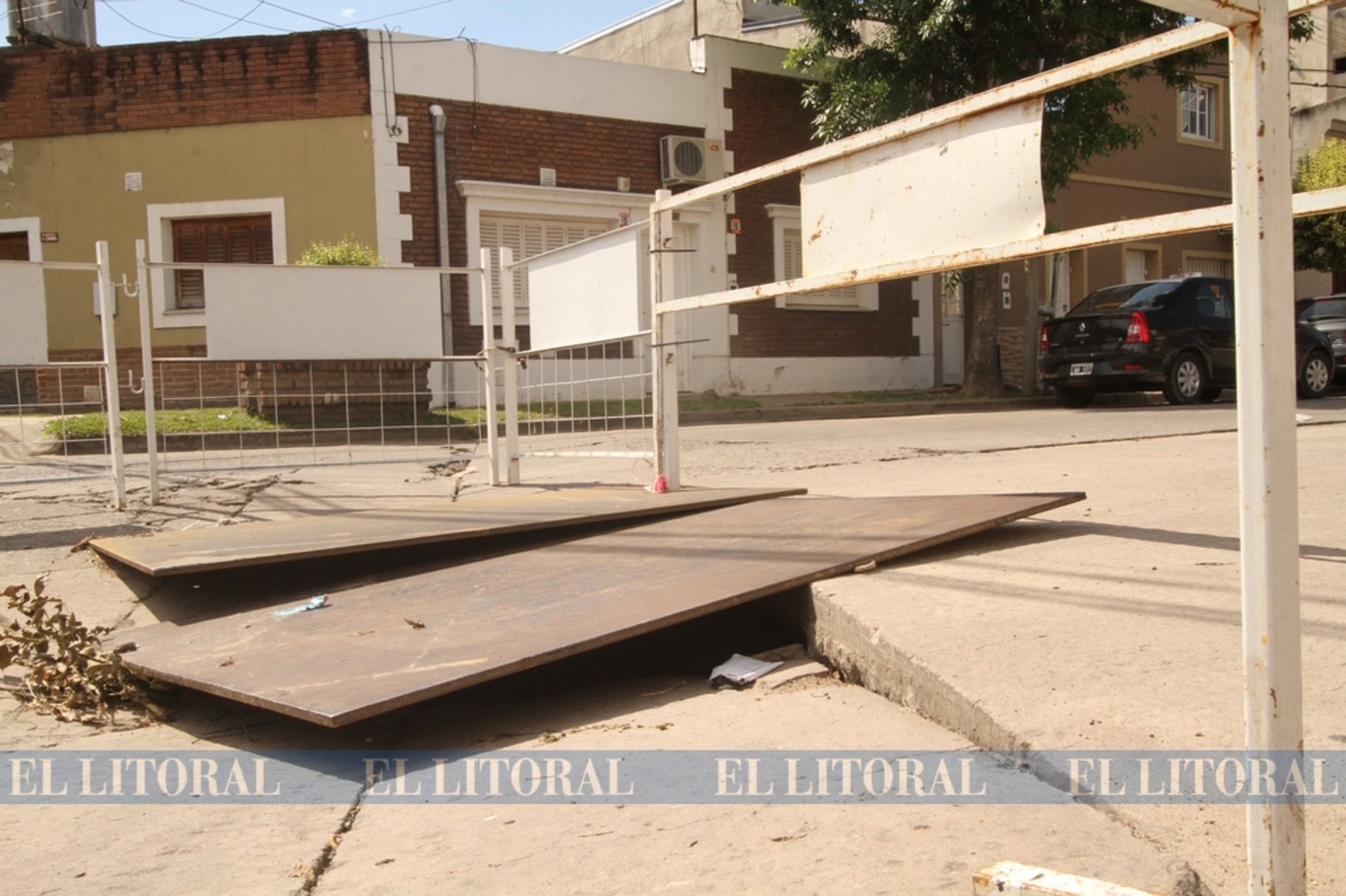 Los hundimientos en esta zona son frecuentes. Desde la década del 70, el socavón de Urquiza y Cándido Pujato viene 'derrumbando' cada intento de reparación y generando insistentes e históricos reclamos de los vecinos.