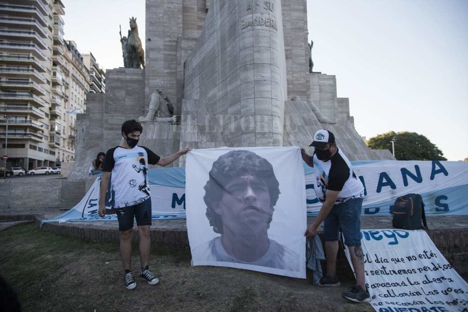 El Monumento a la Bandera fue el epicentro de la concentración en la ciudad de Rosario de los que piden por Diego Maradona.