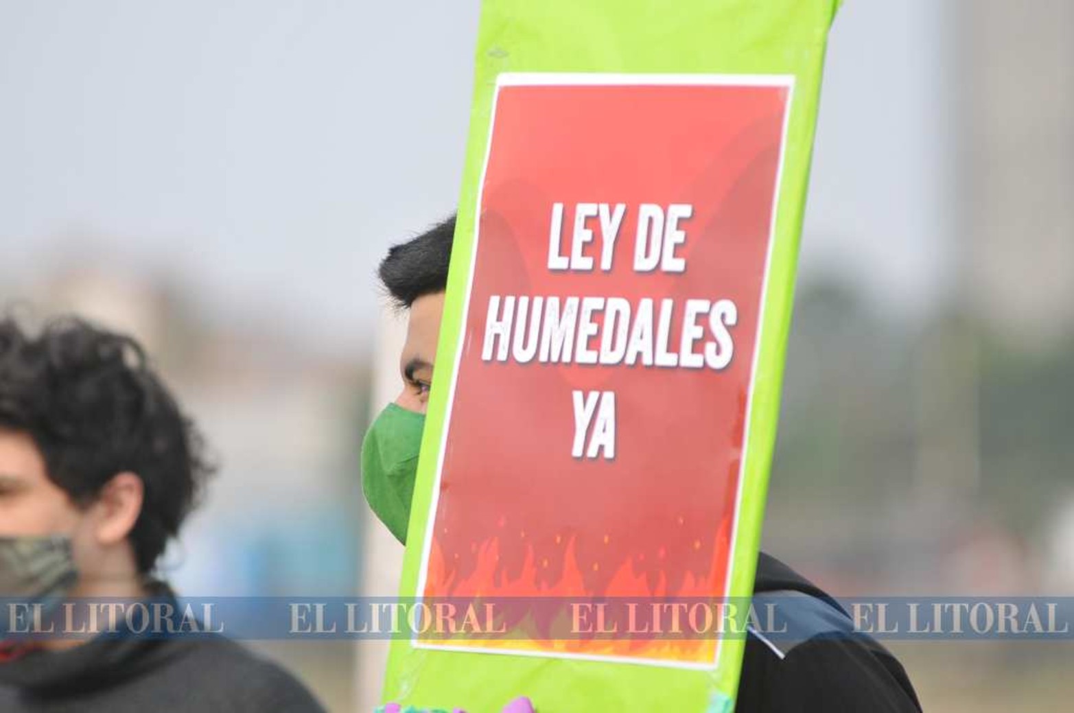 08 de agosto. Protesta en el puente Colgante de organizaciones ambientales reclamando que el Congreso debate sobre una ley para los humedales.