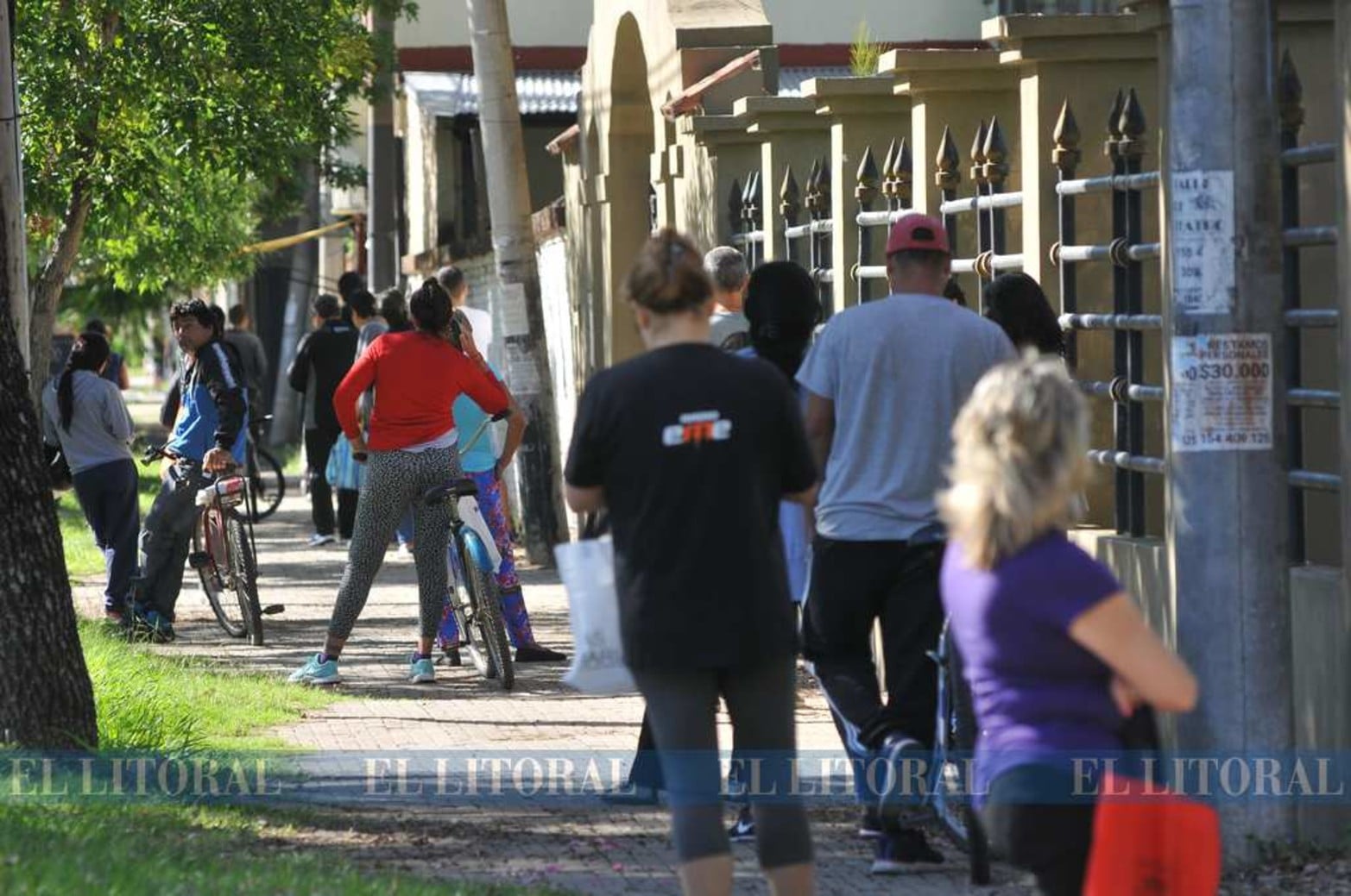 Una imagen que seguirá repitiéndose. Largas colas en los lugares que cobran servicios.