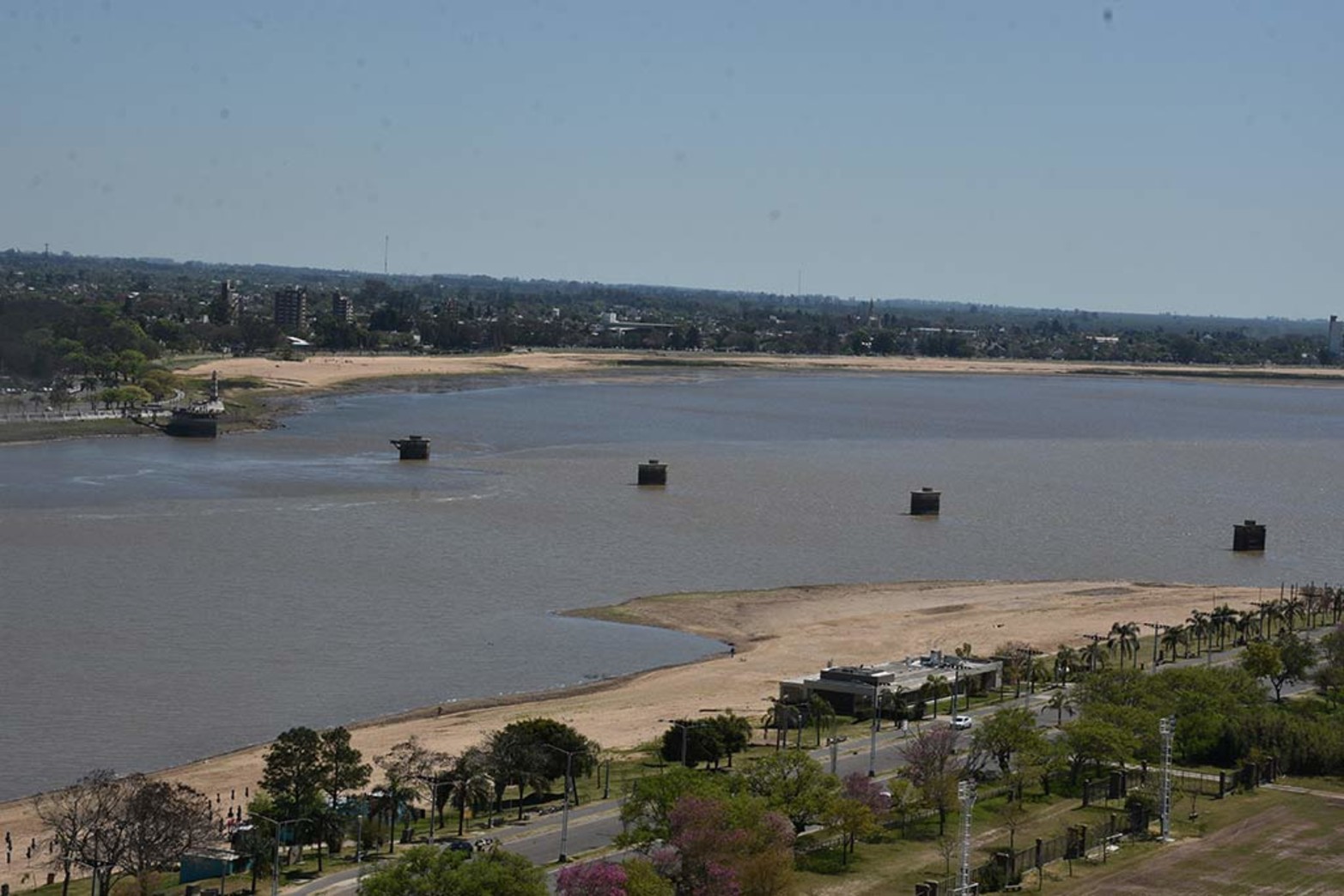 Historica bajante del río Paraná. La laguna Setúbal  luce bancos de arena, se prohibe la navegación y comienzan a aflorar viejos "muertos"