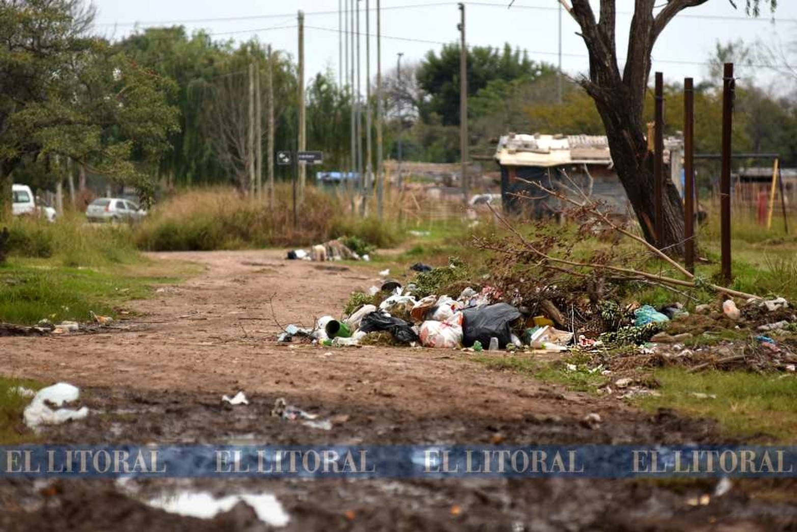 La basura. Una imagen que se repite en la zona de las usurpaciones y la ciudad.
