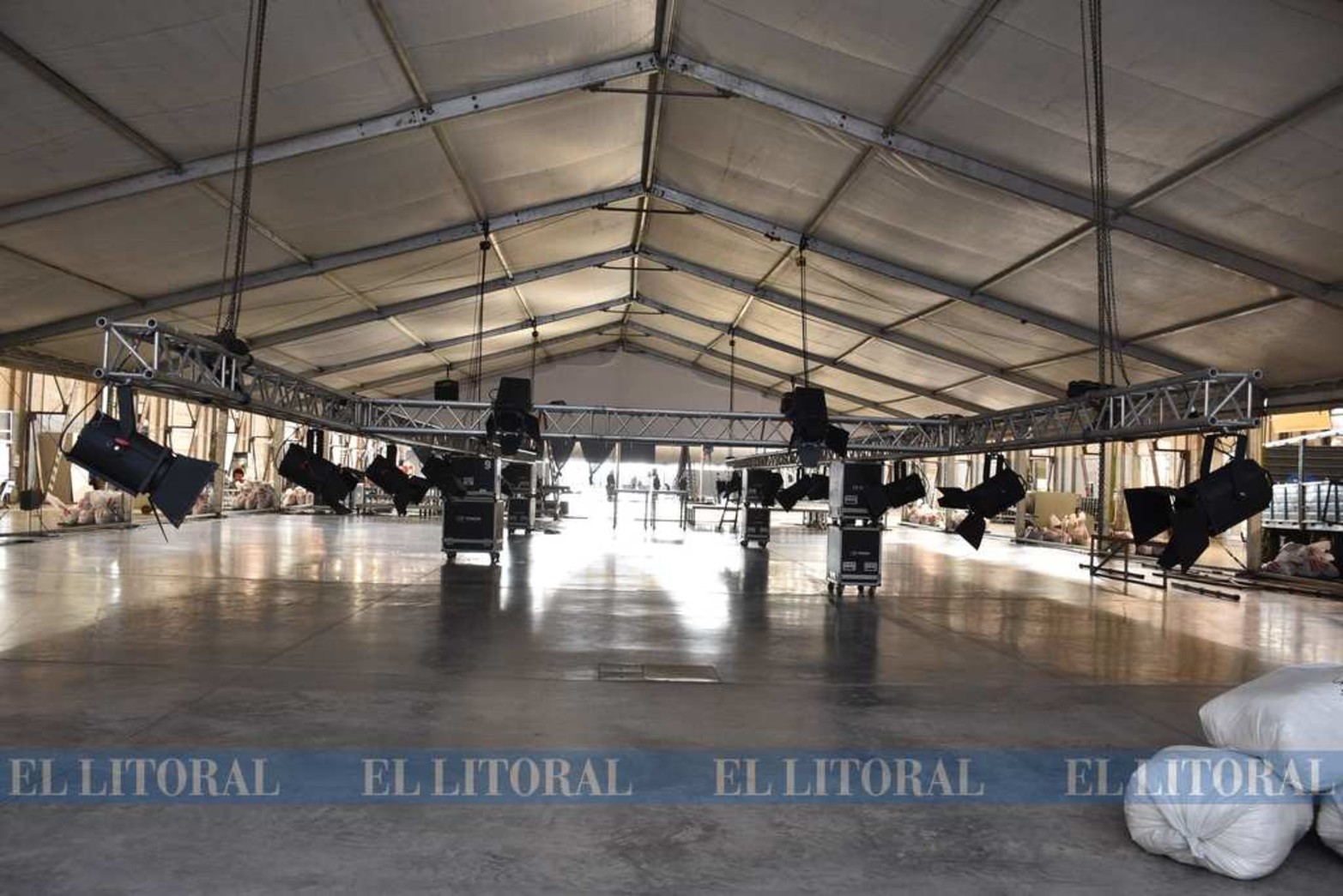 En el ala central donde estaban las vías, se armaron varias estructuras de carpas.