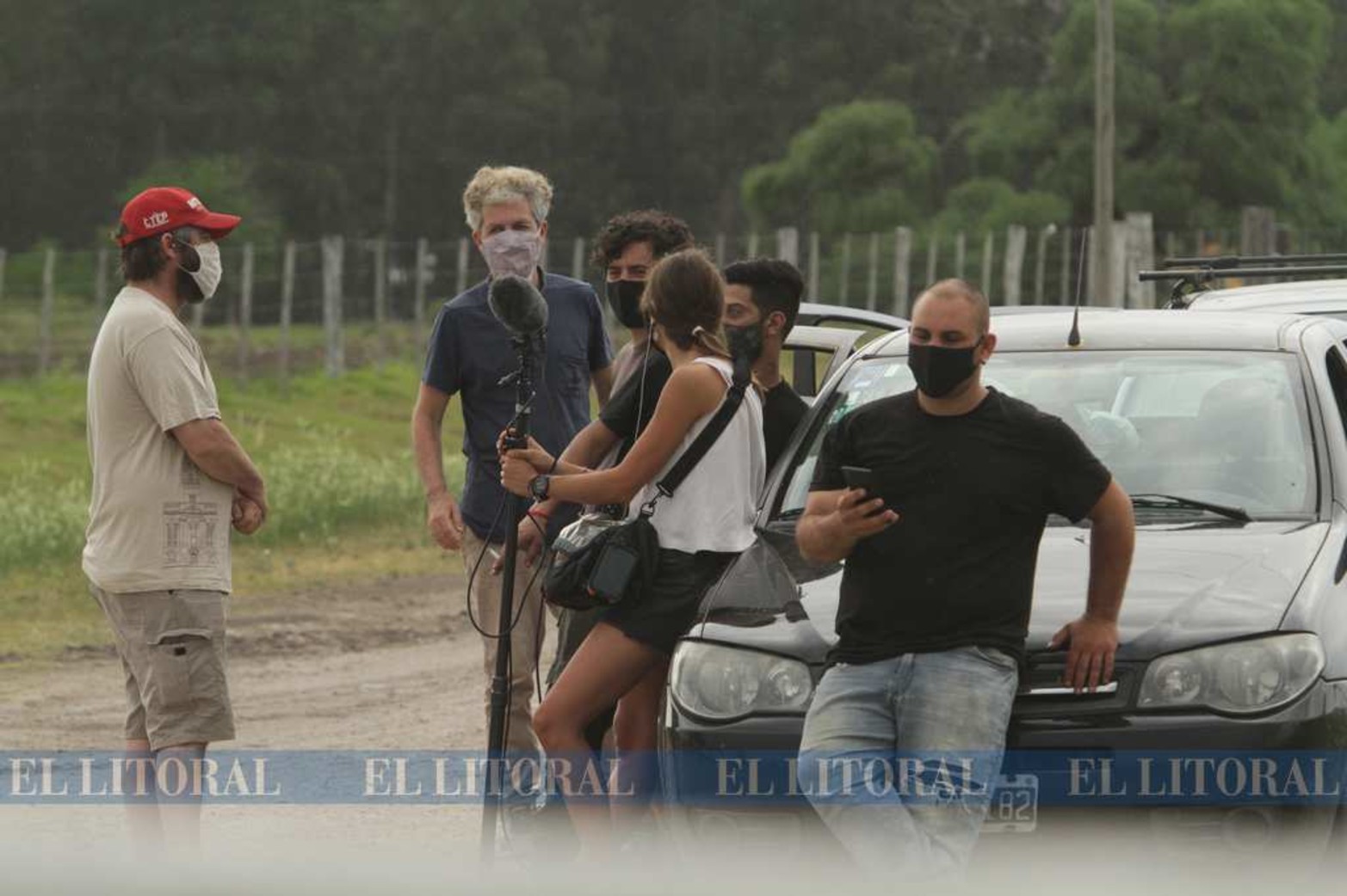 El equipo de comunicación de Juan Grabois, graba con cámaras y micrófonos aéreo que dicen los que se oponen y la prensa.