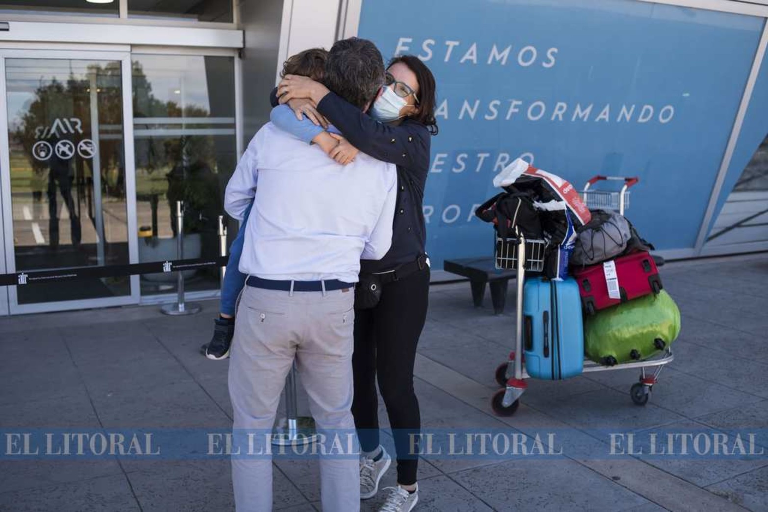 El Aeropuerto Internacional Rosario "Islas Malvinas" también comenzó con vuelos regulares hacia Buenos Aires.