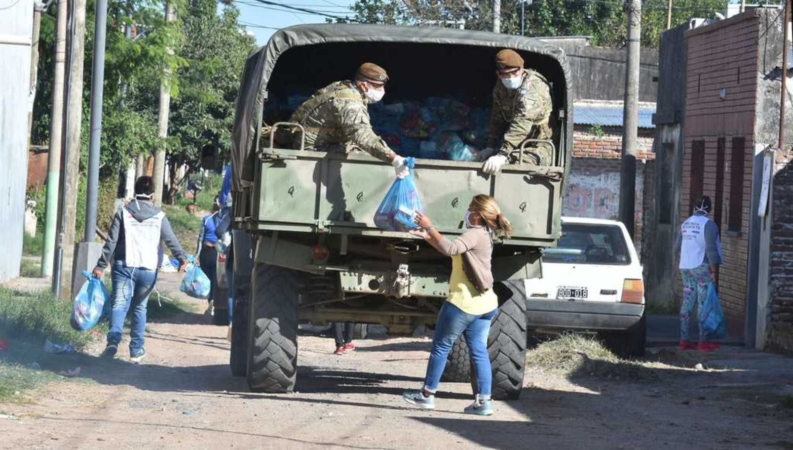 Reparten bolsones. En las zonas de menor poder adquisitivo, trabaja Nación, Provincia, Municipio y movimientos barriales.