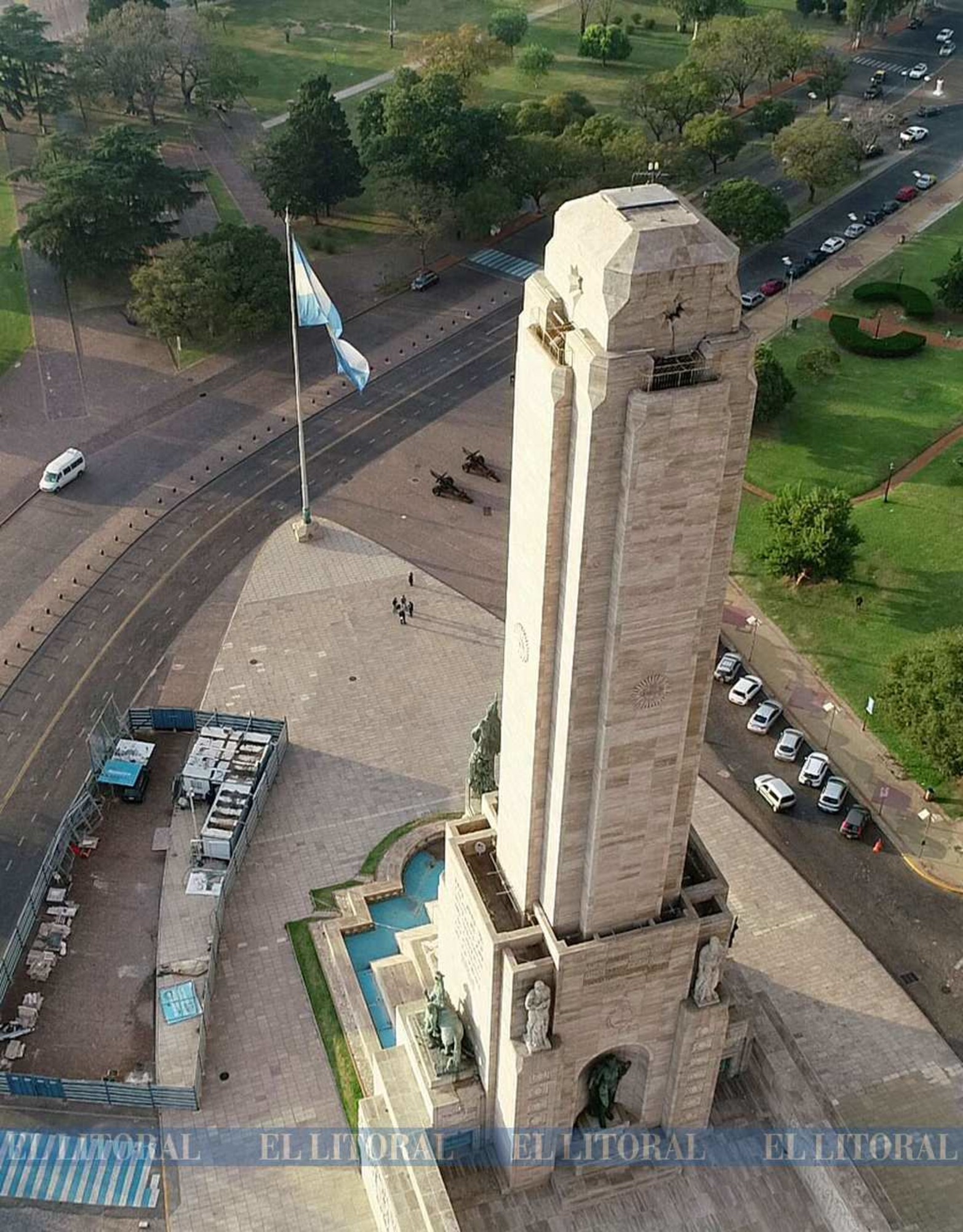 Con la la luz de la mañana flamea la celeste y blanca en el Monumento a la Bandera en Rosario.