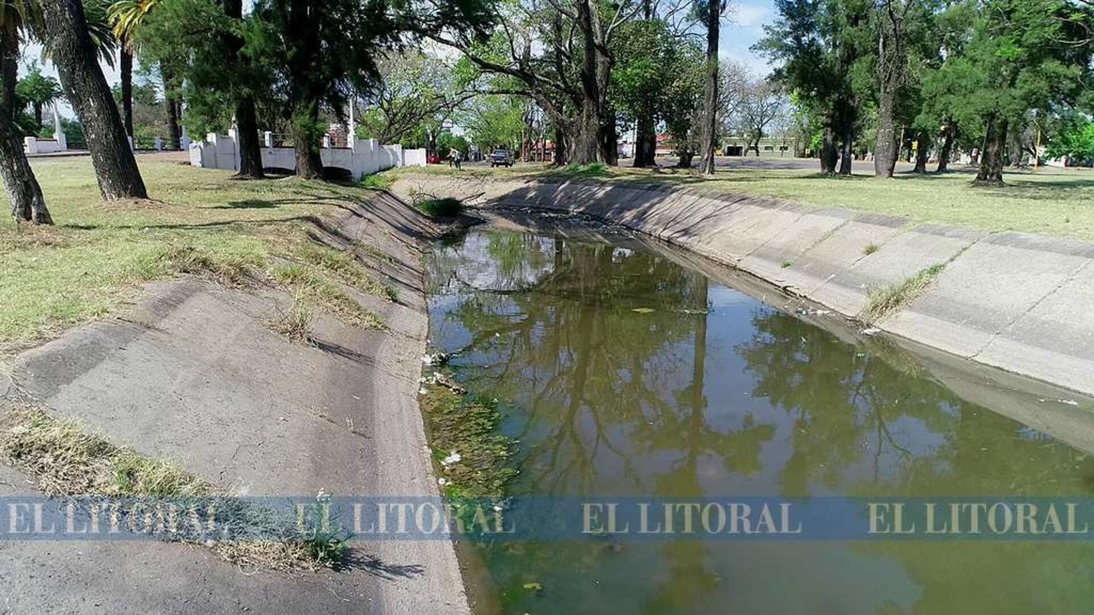 En sectores el Parque Juan de Garay se ve afectado por la falta de mantenimiento municipal.