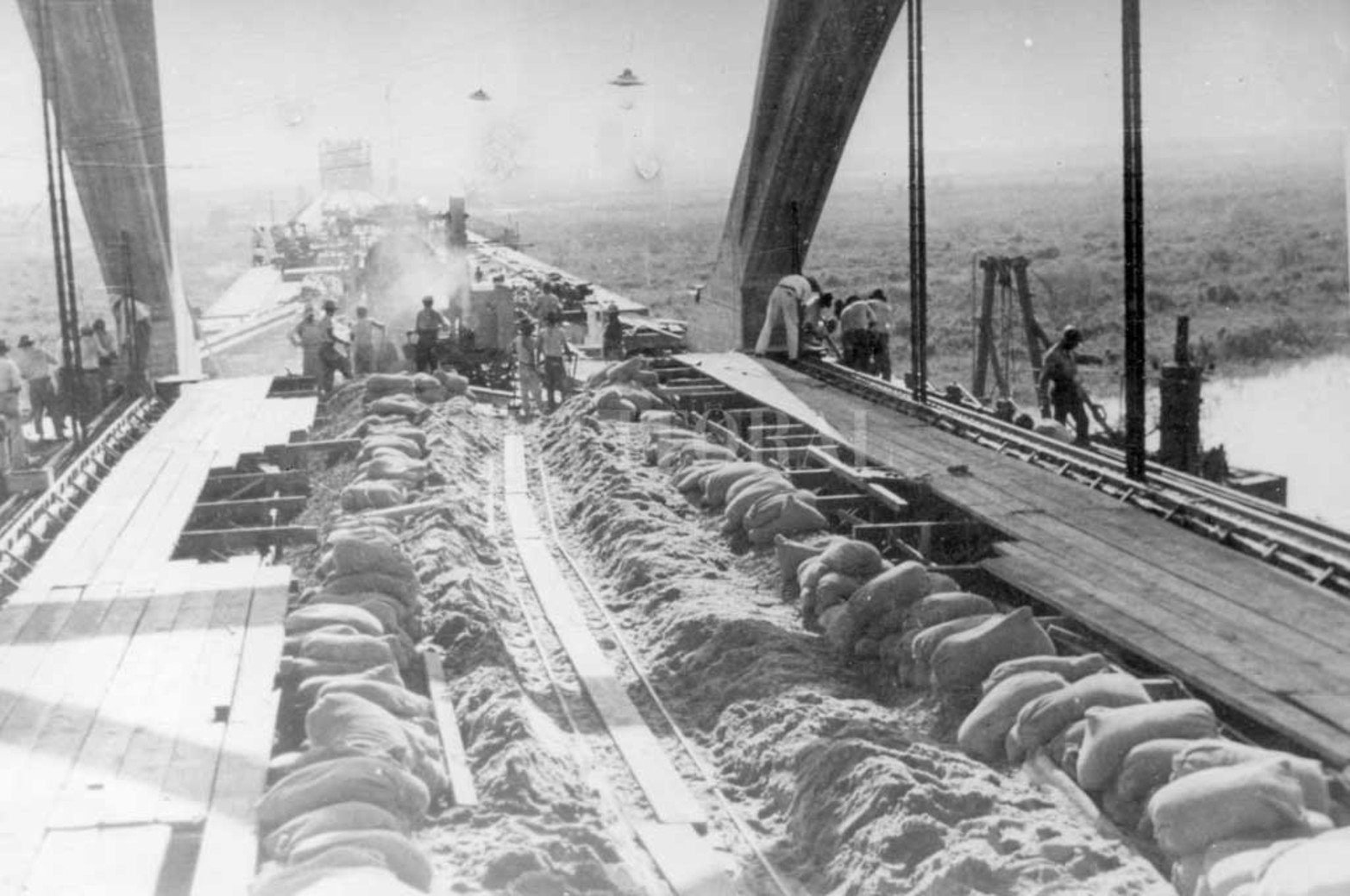 Calzada. La antigua carpeta de rodamiento era de hormigón simple, de 8 centímetros de espesor, interrumpido por juntas de dilatación separadas prudencialmente. Las veredas se han interceptado con juntas transversales, sobre los pilares y a 5 metros de ellos, para evitar la aparición de fisuras.