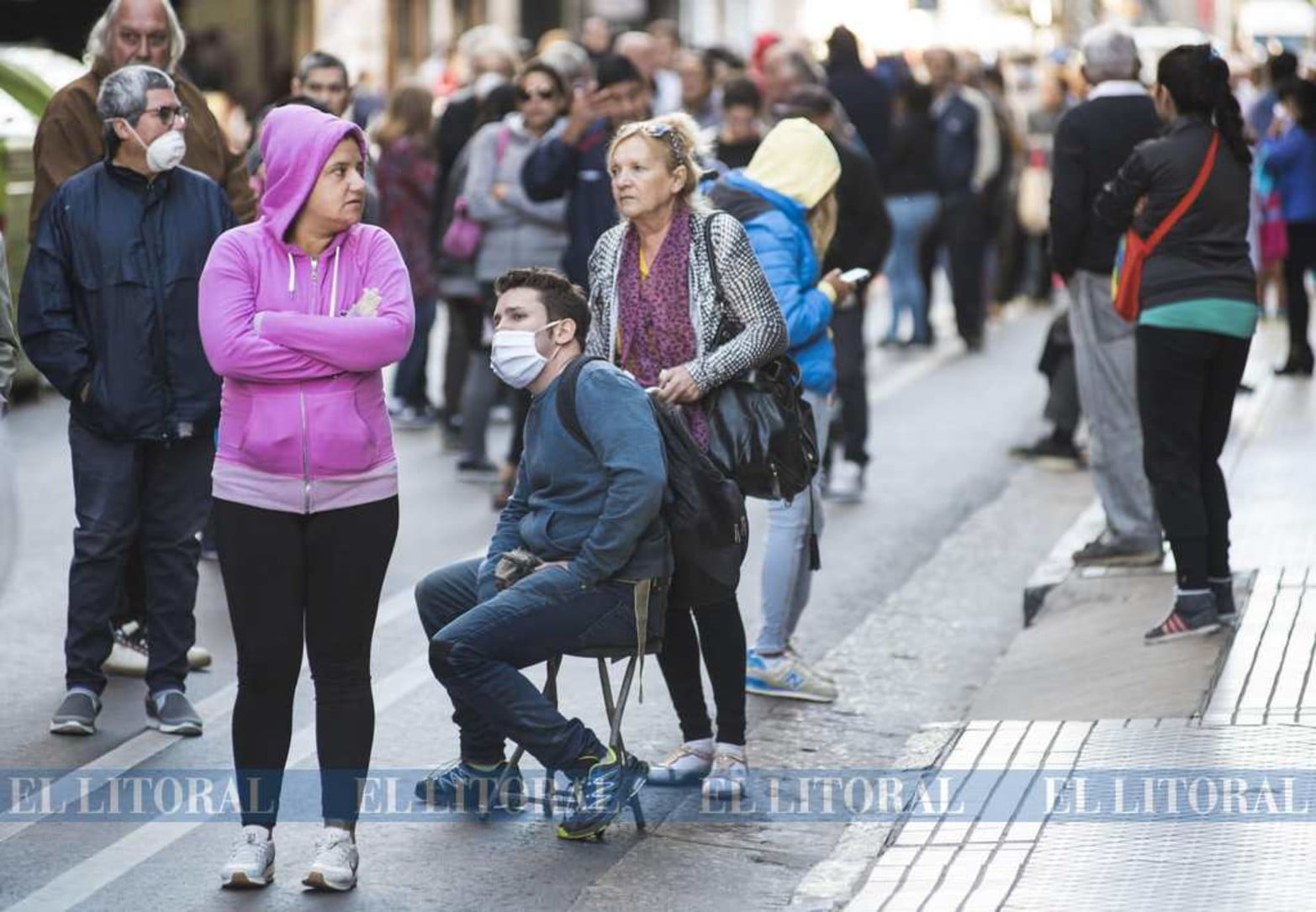 Prevenido. Con un banco se las ingenió para soportar la larga cola que se generó.