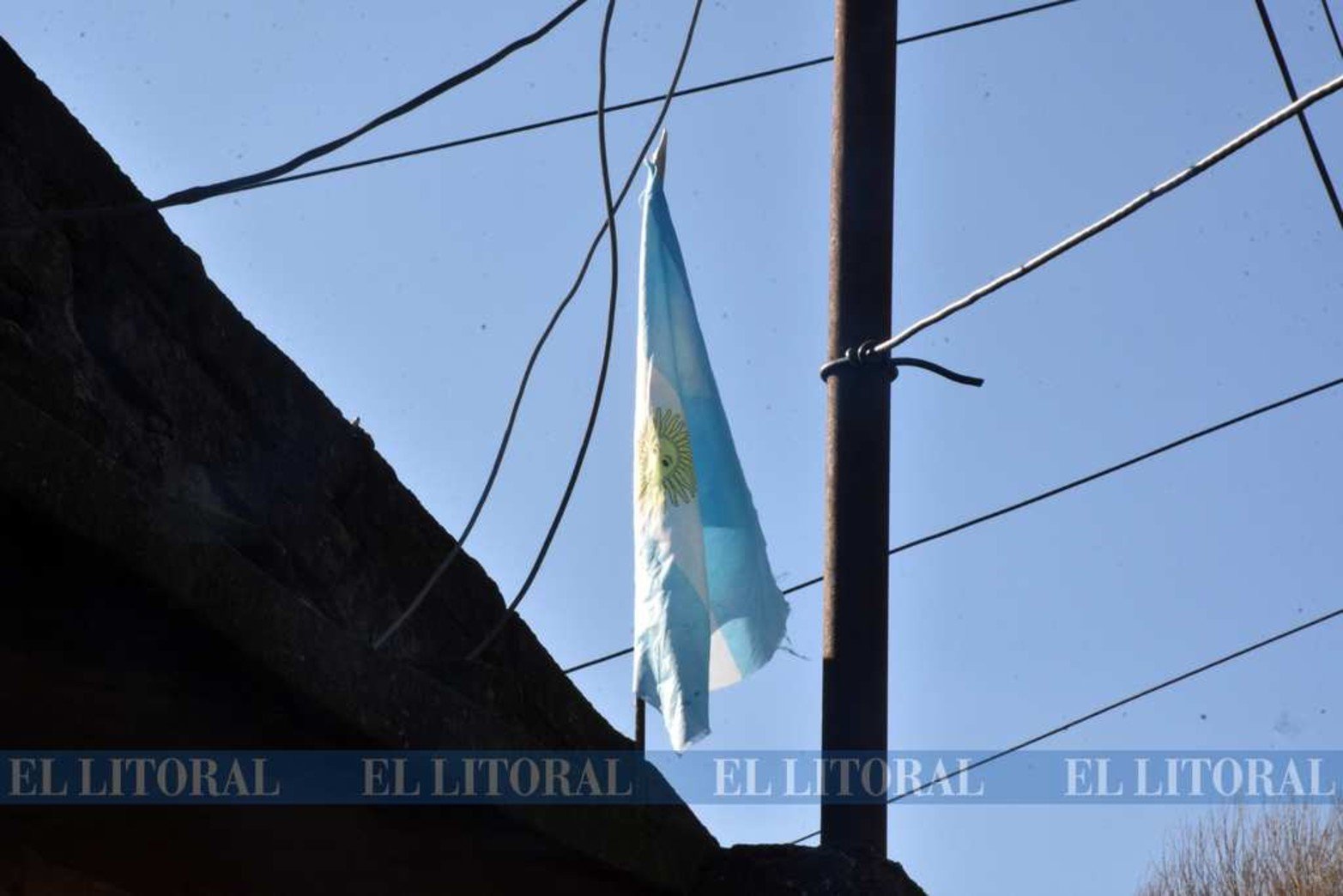 En lo alto la Bandera Argentina en barrio Loyola.