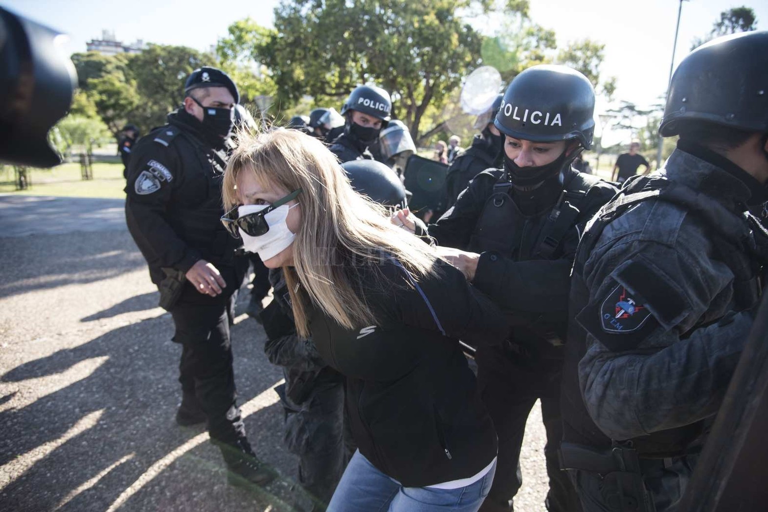 Un grupo numeroso de personas se manifestó en la zona del Monumento en contra de las medidas de aislamiento social que rigen hasta el 30 de junio. La Policía de la Provincia logró despejar la zona y se llevó detenidas a una veintena de personas.