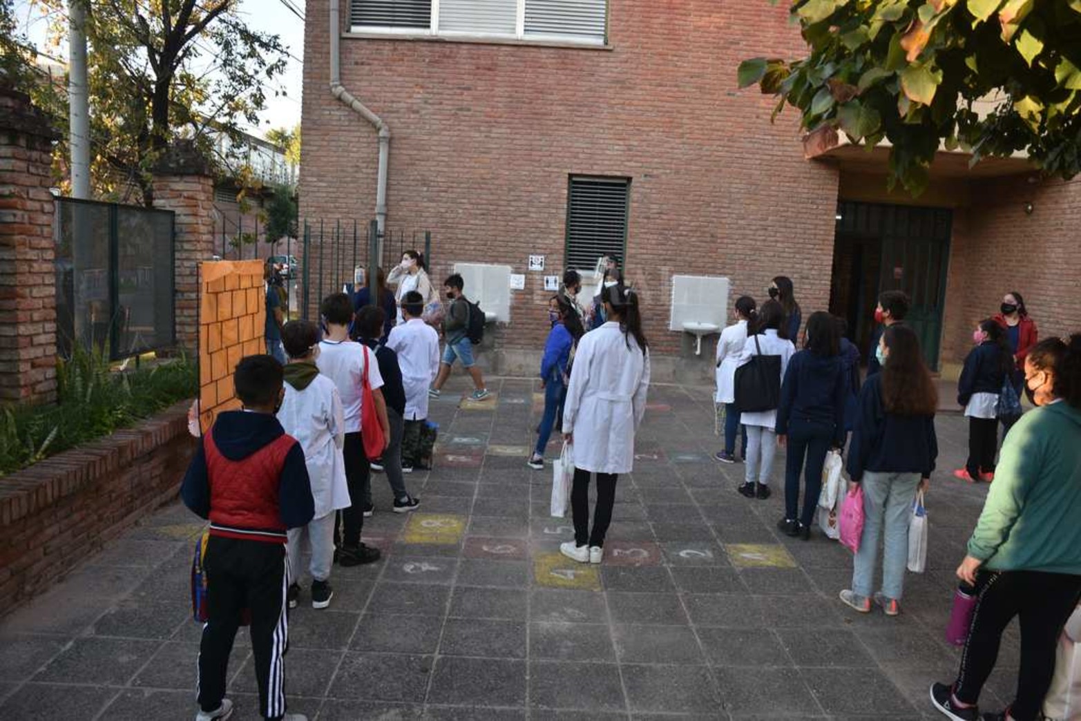 Protocolo y burbuja; burbuja y protocolo, son los conceptos que atraviesan la actividad educativa en este primer tramo de 2021 y su cumplimiento permite sostener las aulas abiertas. Como el barbijo que se incorporó a la indumentaria escolar y se usa en todo momento.