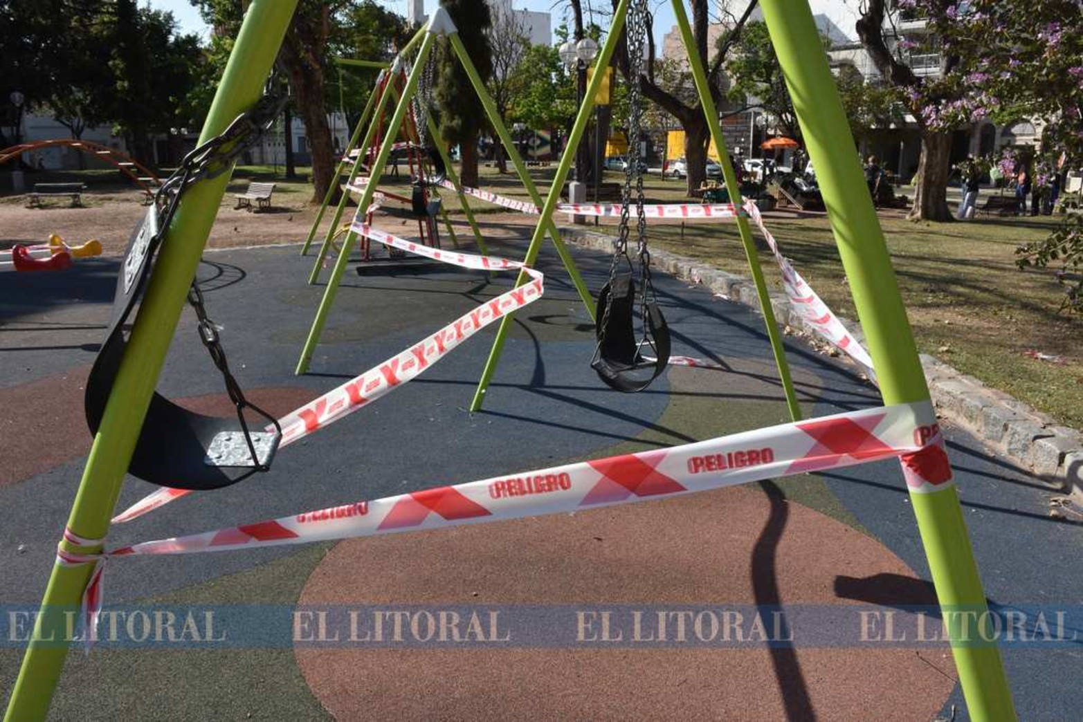 Los niños sin juegos en la plaza. Una de las franjas etarias que menos posibilidades tiene de salir son los mas chicos. ¿Hasta cuándo? ¿Hasta no tener mas virus?. Plaza Constituyentes.