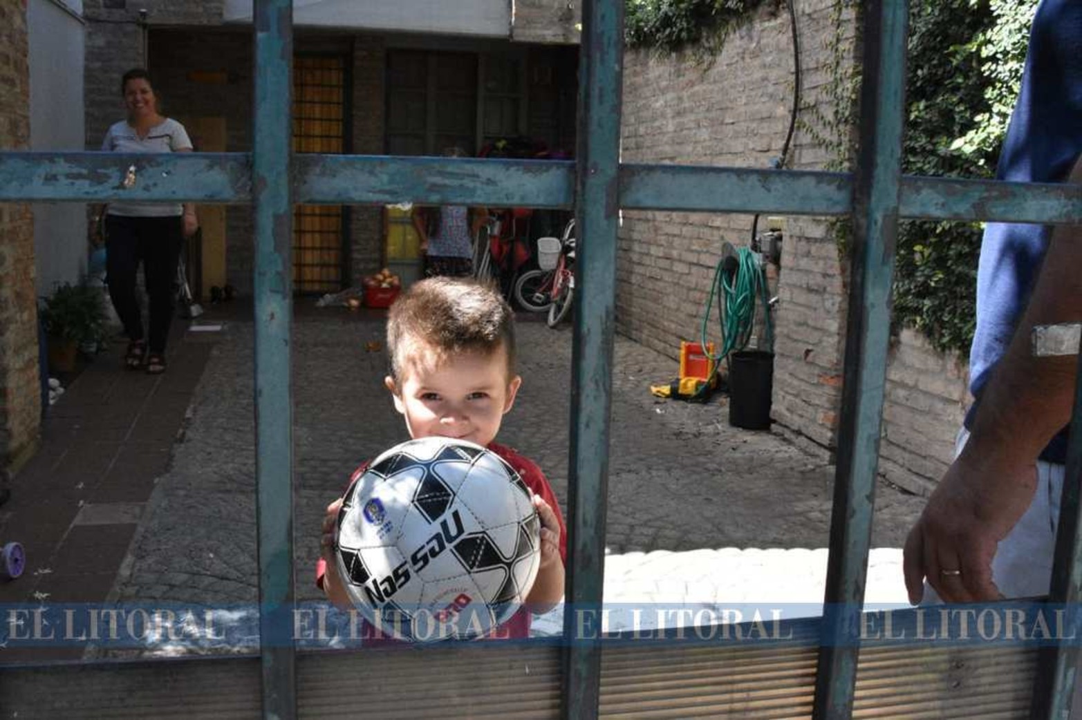 Un ejemplo los niños. Plazas vacías y calle sin niños.