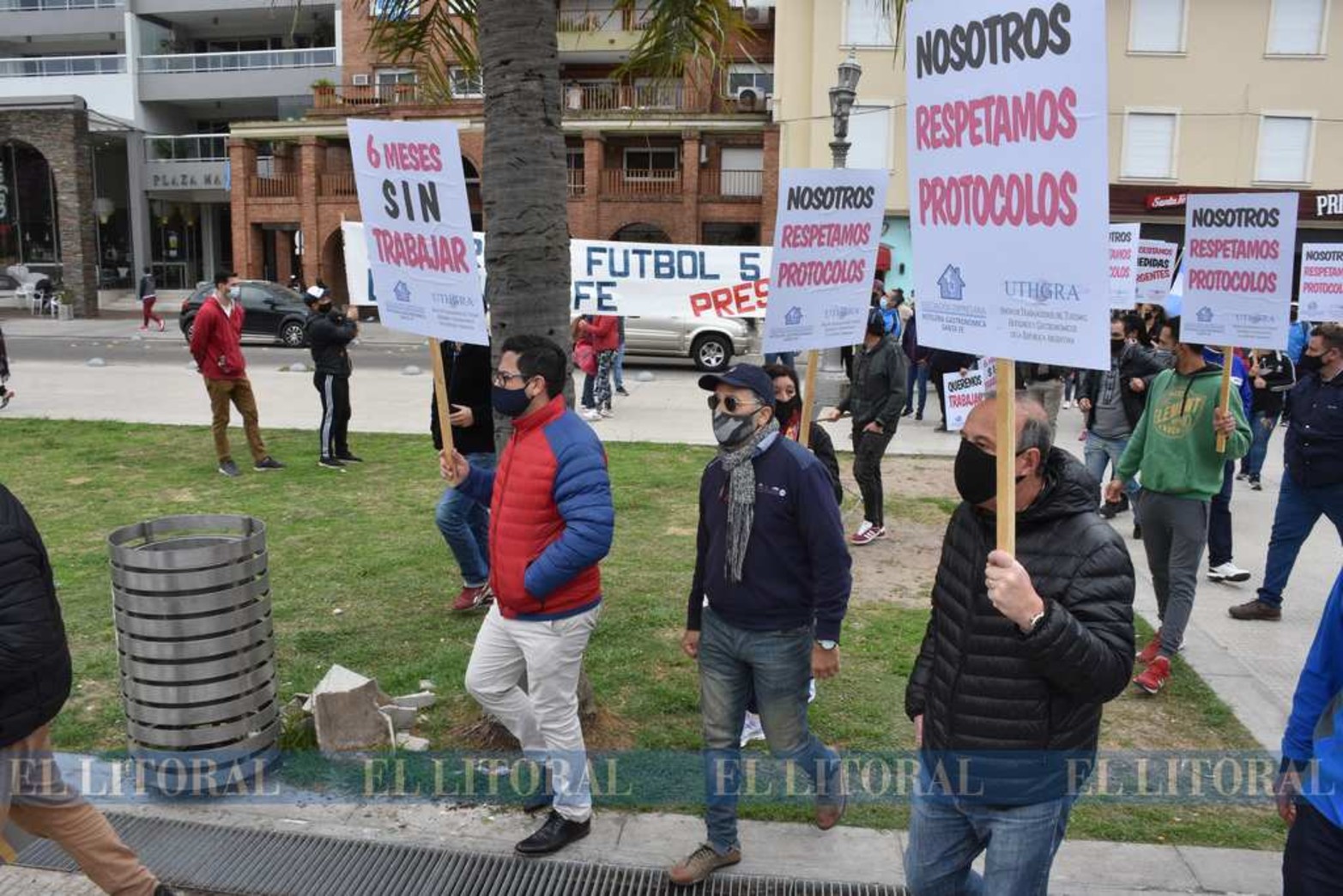 Los bares y hoteleros se movilizaron por la peatonal y llegaron hasta plaza 25 de mayo, frente a casa de gobierno. Entregaron un petitorio y armaron una mesa del dialogo. Siguen cerrados.