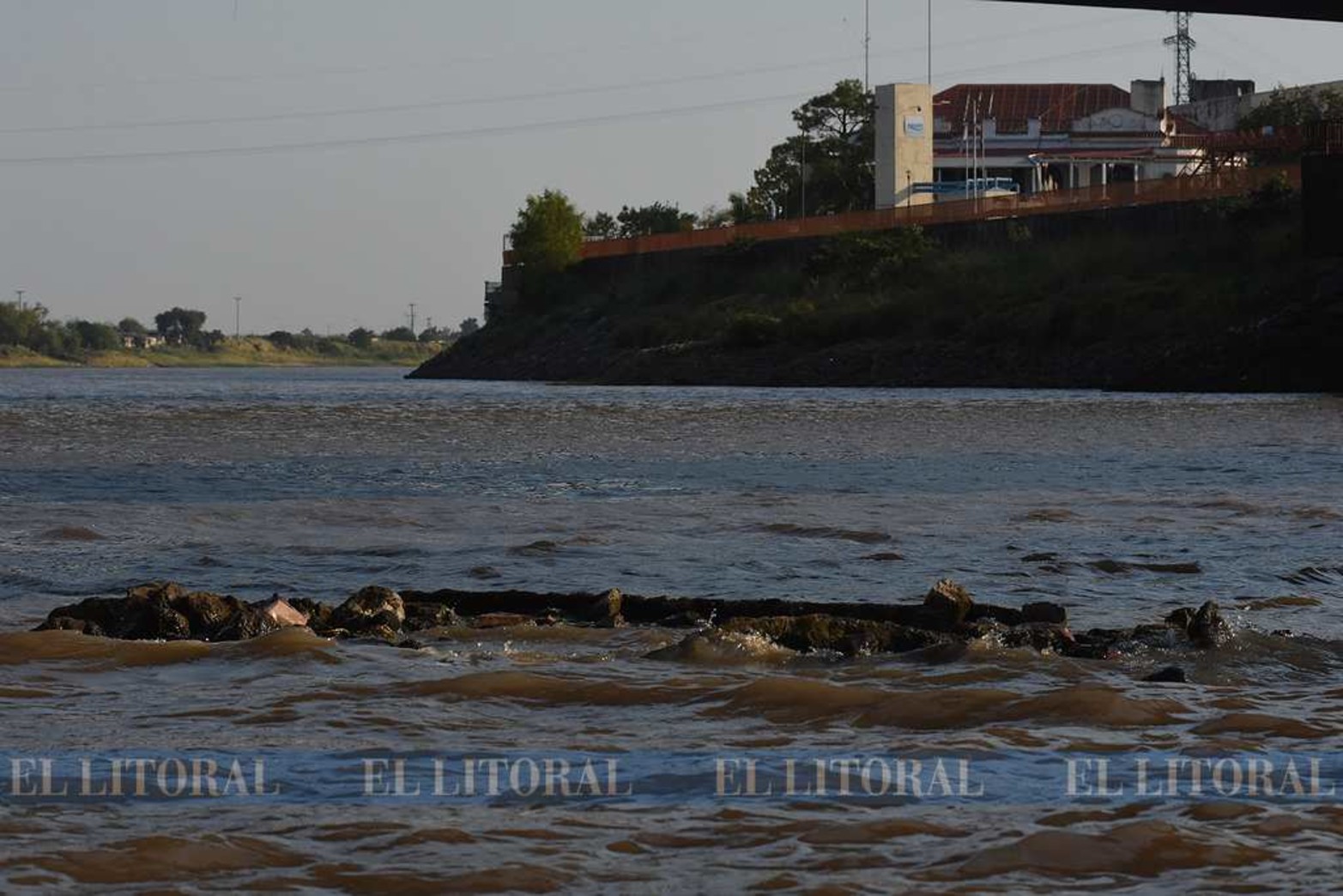 Puente acueducto. Los restos que aparecen serían de un puente de 1093 que traía el agua desde el río Colastiné.
