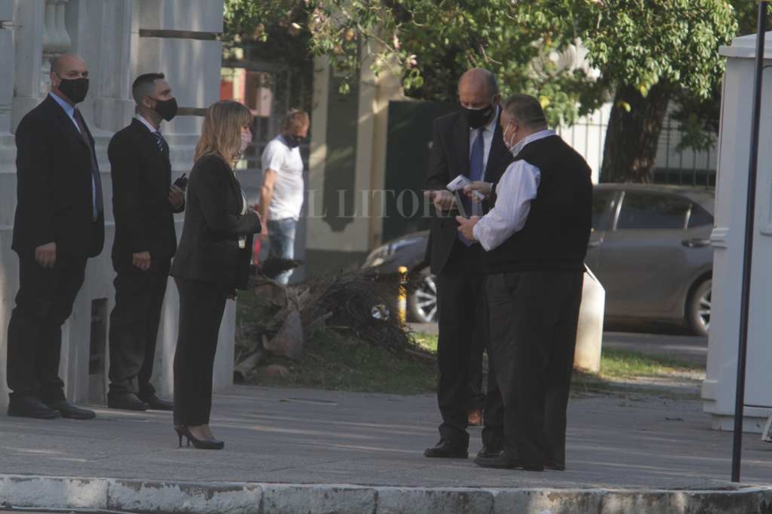 Cuando llegó el gobernador le tomaron la temperatura.