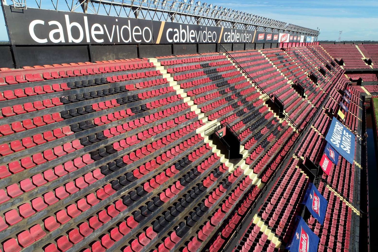 La platea oeste alta en silencio. Será el primer clásico que se juegue sin hinchas en la cancha del sur de la ciudad.