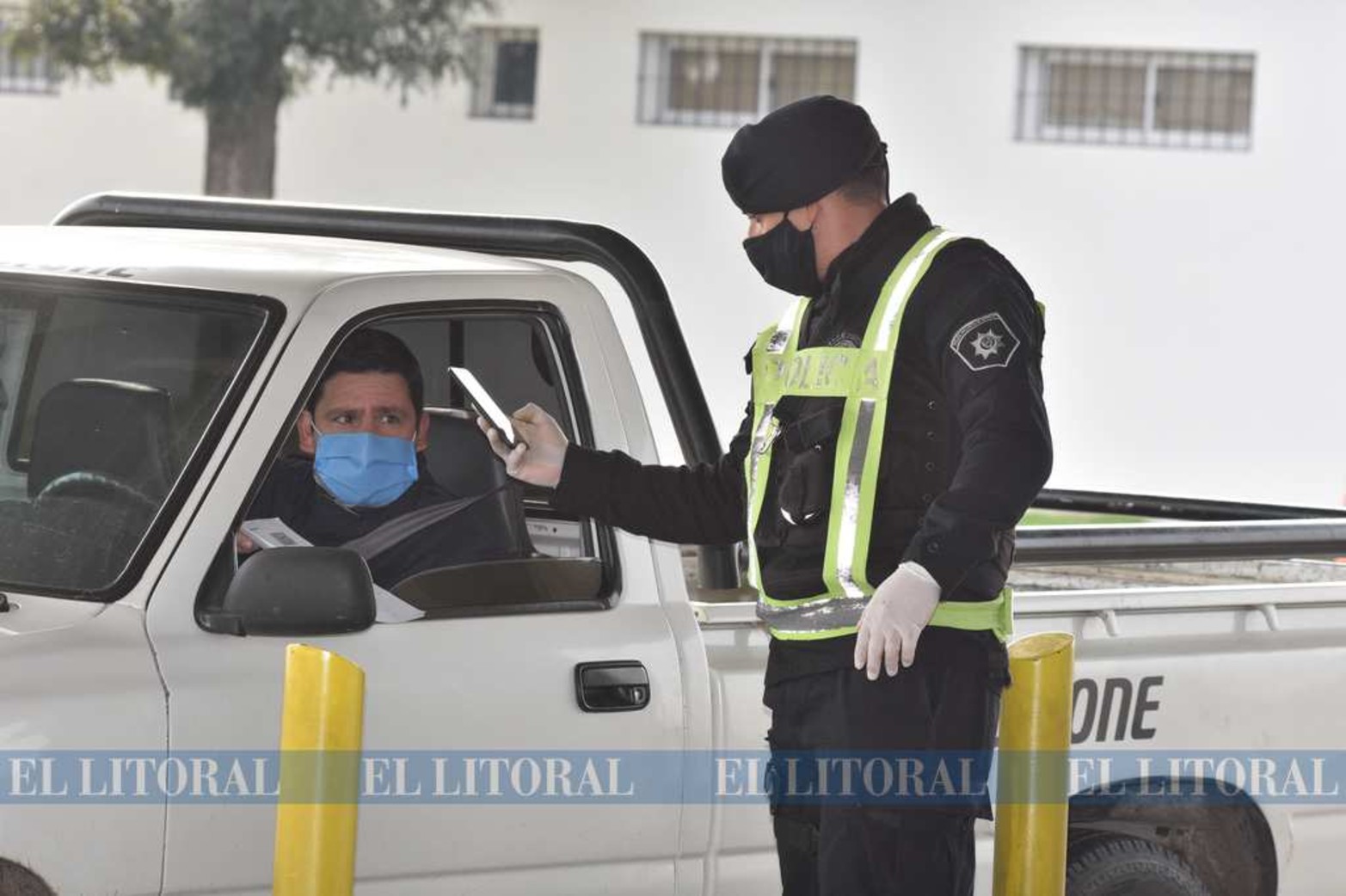 En el túnel Subfluvial no se exige el análisis de isopado por 72 horas. Sí, el control ahora es uno por uno los autos y camiones. Está también la Cruz Roja en los controles junto a la Policía de Seguridad Vial de provincia.
