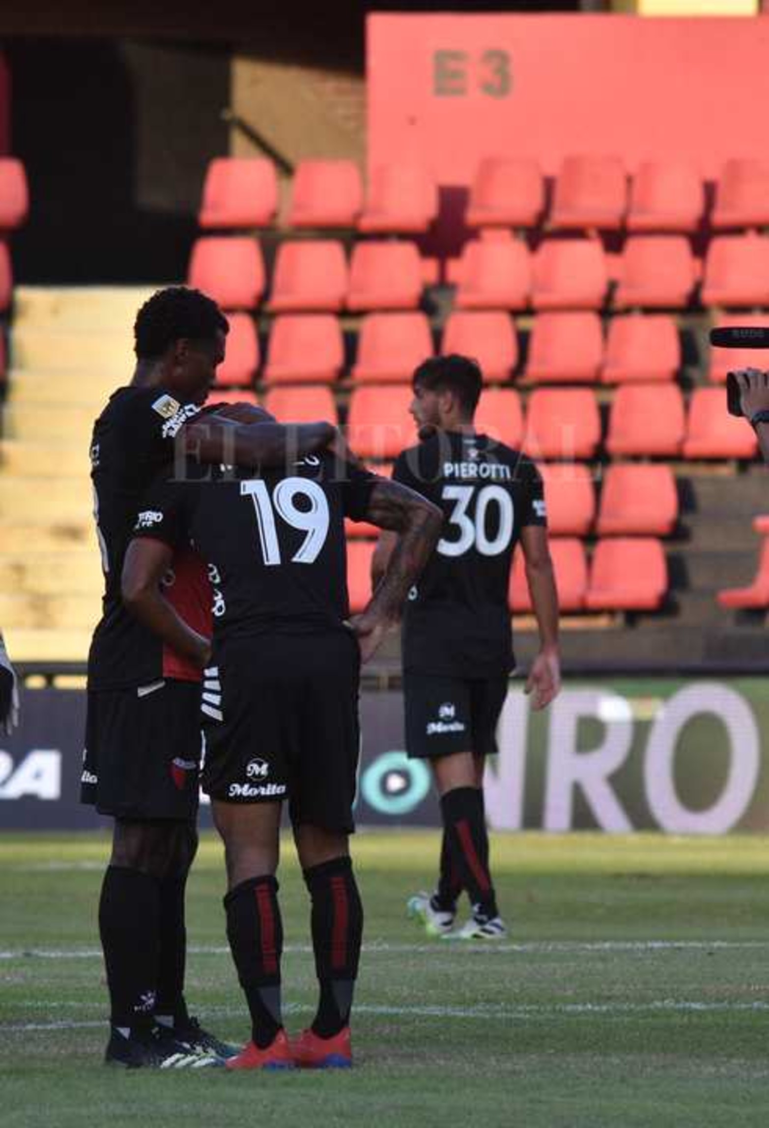 Colón empató 0 a 0 con Argentino y sigue invicto y puntero en el torneo de la liga profesional de fútbol.