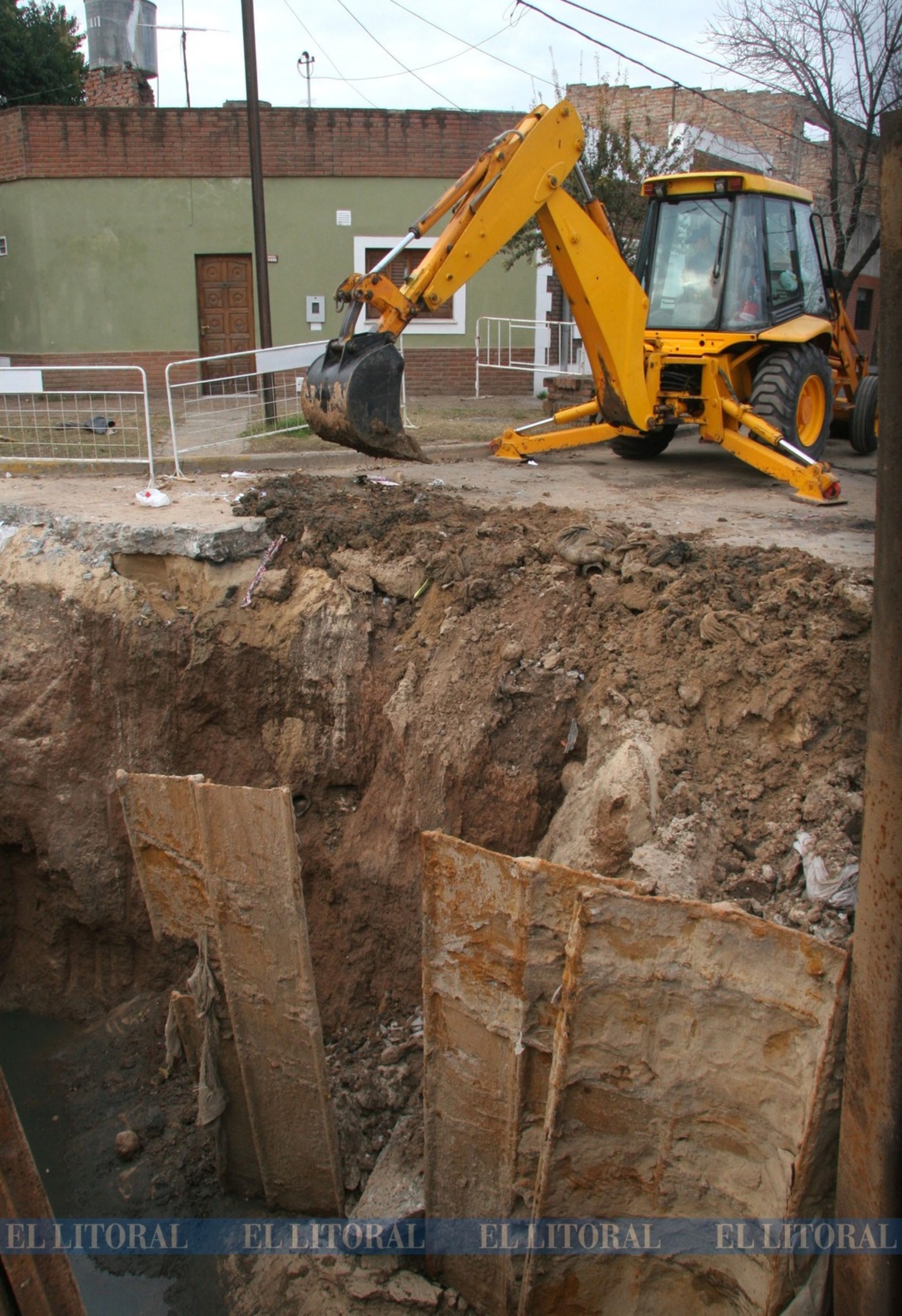 Los hundimientos en esta zona son frecuentes. Desde la década del 70, el socavón de Urquiza y Cándido Pujato viene 'derrumbando' cada intento de reparación y generando insistentes e históricos reclamos de los vecinos.