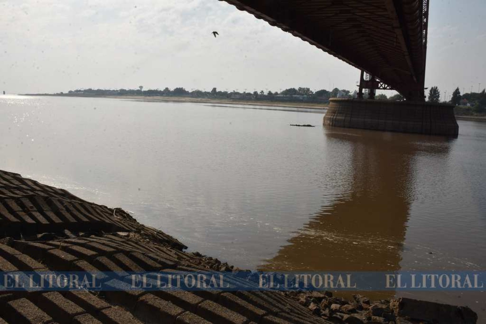 Puente acueducto. Los restos que aparecen serían de un puente de 1093 que traía el agua desde el río Colastiné.