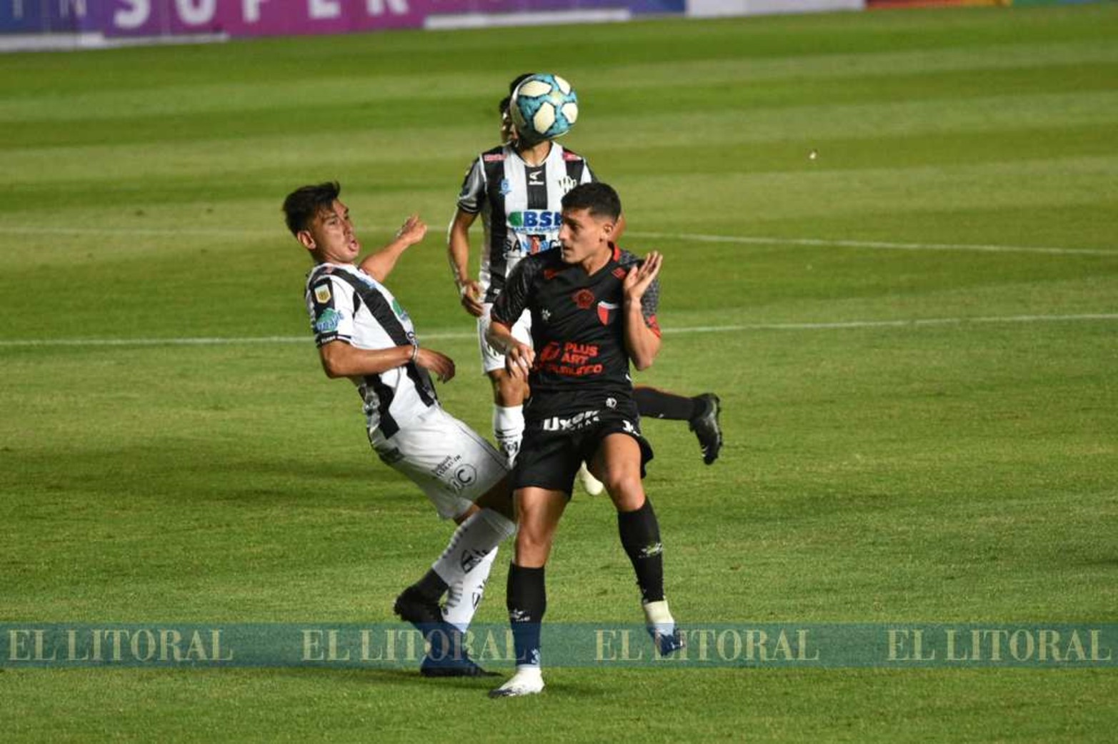 Escenas del encuentro entre Colón y Central Córdoba de Santiago del Estero.