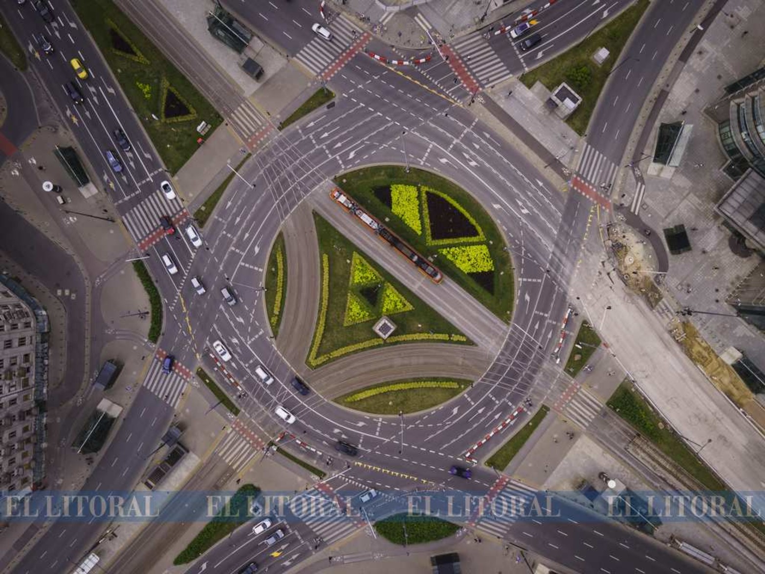 Polonia también abre sus fronteras. Vista aérea de una rotonda en Varsovia, Polonia que reabrirá sus fronteras a otros países de la Unión Europea.