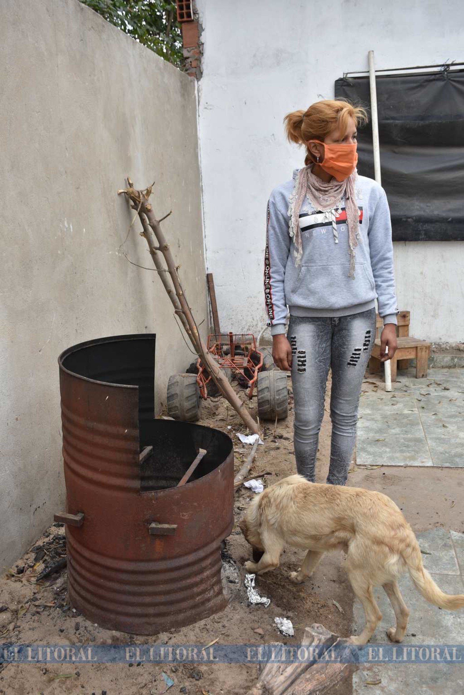Todos los sábados, junto a un grupo de colaboradores, le dan la leche y un plato de comida caliente a 240 personas. Claro que hay excepciones: no todos los sábados hay para cocinar.