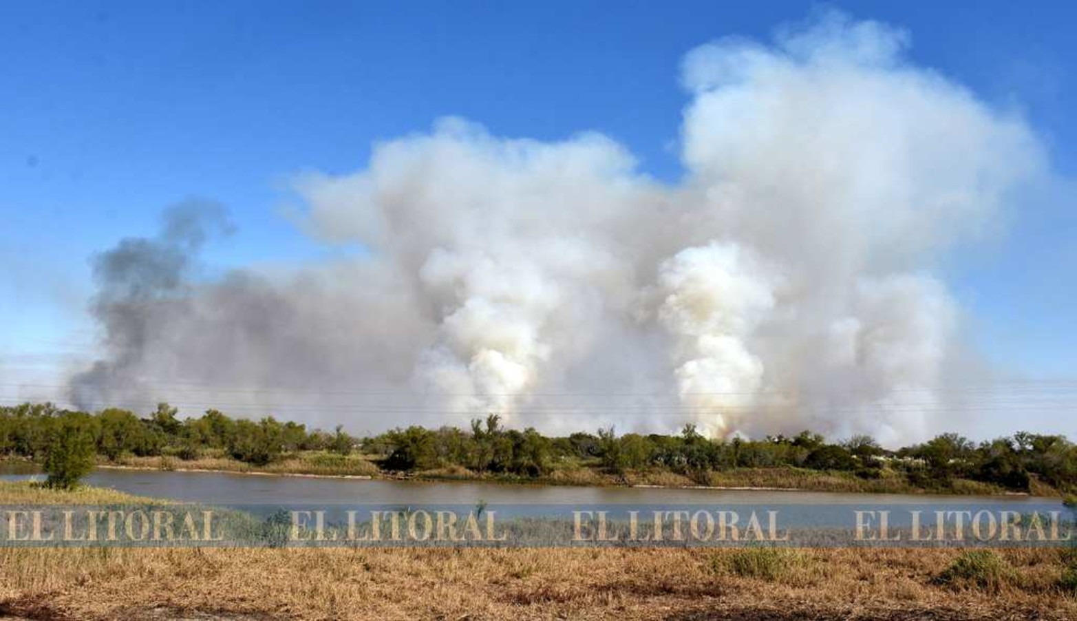 Las columnas de humos. El fuego hace un ecocidio en el medio ambiente. El humo ayuda a que los virus respiratorio queden mas tiempo en el aire.