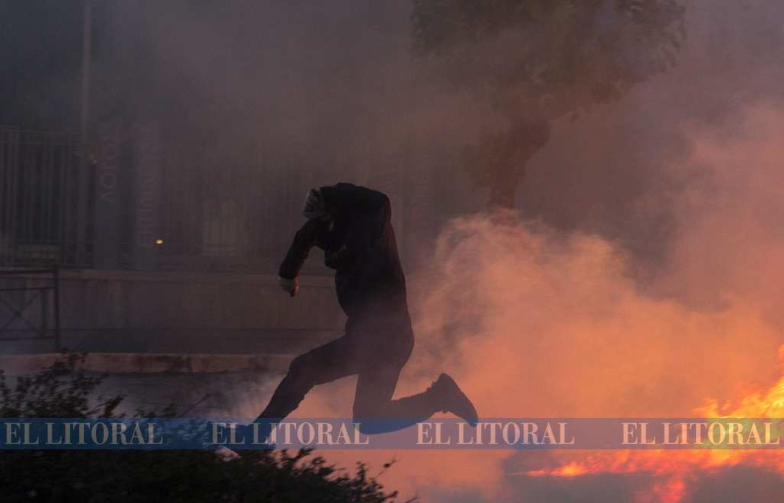 En Atenas también....Miles de personas participaron en la manifestación el miércoles en Atenas por la muerte de George Floyd.