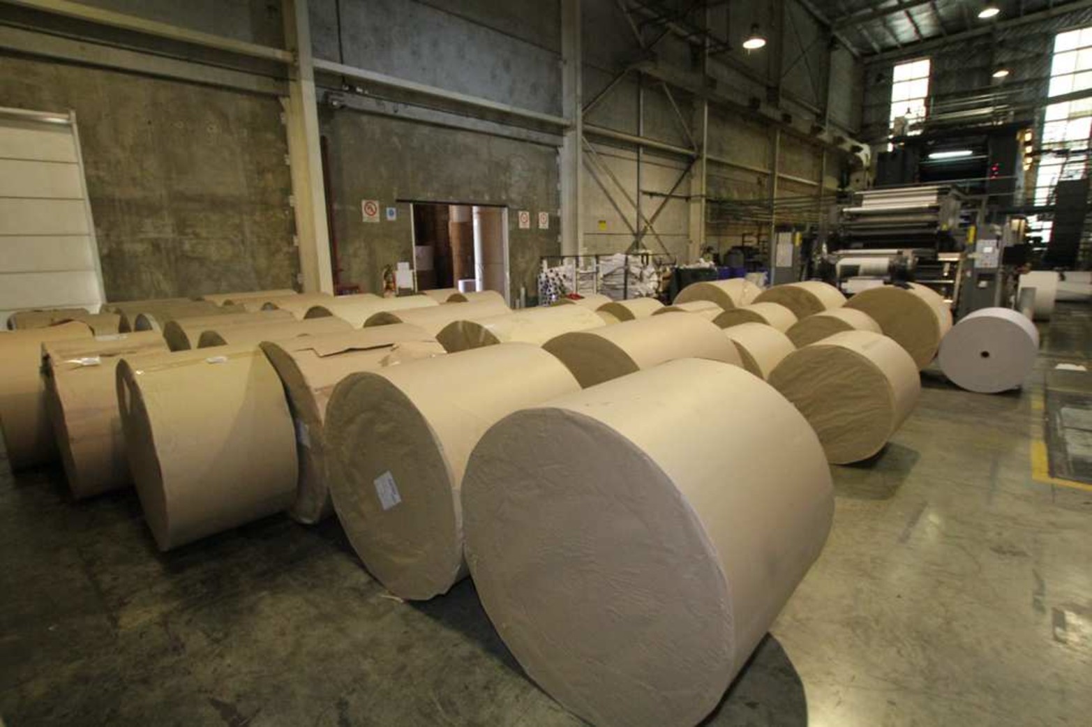 Bobinas de papel en la planta impresora.