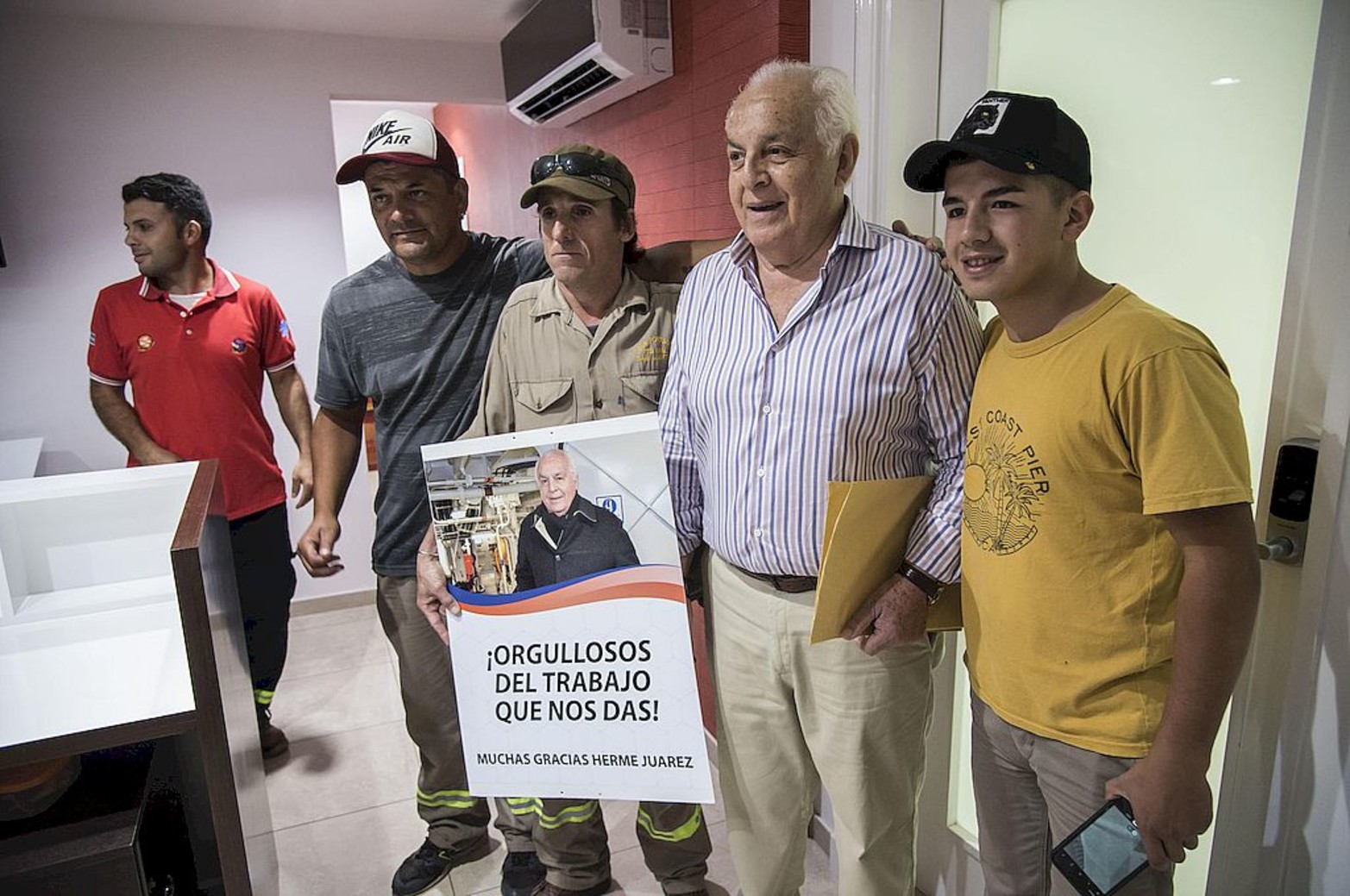 Herme Juárez, sindicalista de la cooperativa de portuarios de Pto San Martín, quedó en libertad y vuelve a trabajar. es recibido por estibadores portuarios y amigos.
