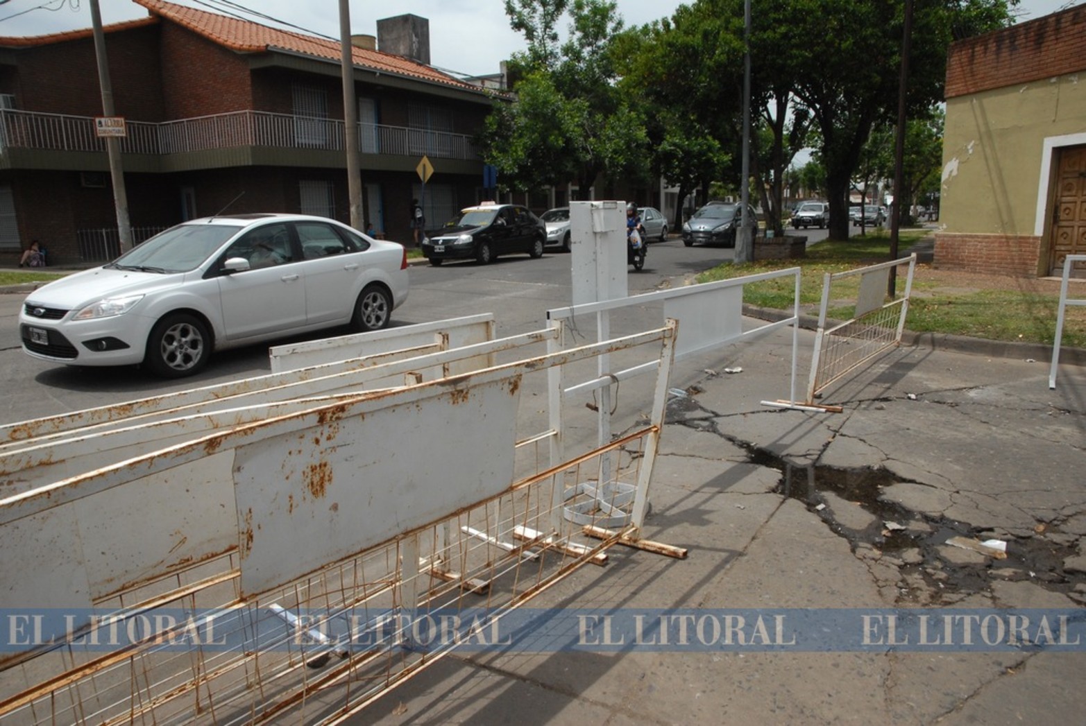 Los hundimientos en esta zona son frecuentes. Desde la década del 70, el socavón de Urquiza y Cándido Pujato viene 'derrumbando' cada intento de reparación y generando insistentes e históricos reclamos de los vecinos.