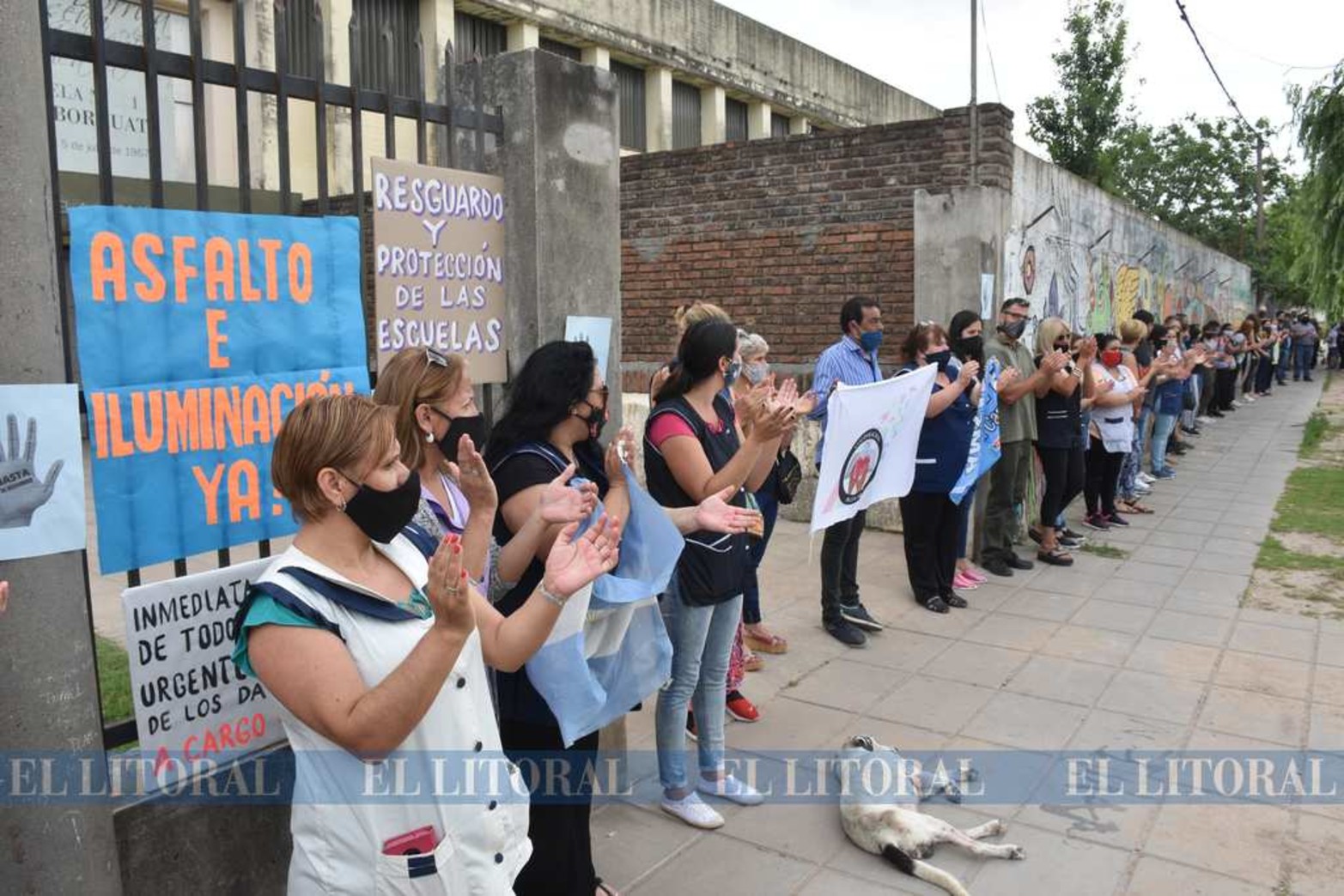 Cansados y sin respuestas. Seis robos en este año, dos en una semana. Alumnos, ex alumnos, padres, madres, docentes, no docentes y vecinos de la Escuela 111 Luis Borruat salieron a protestar para visibilizar el problema.