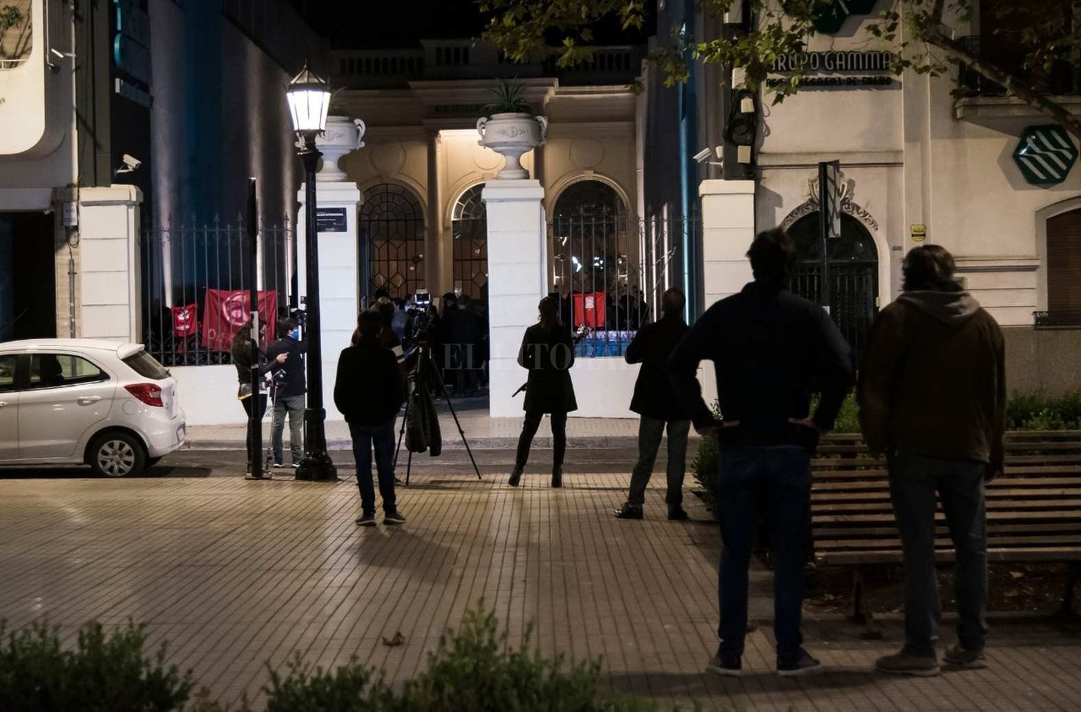 En el ingreso de la biblioteca Argentina Juan Alvarez se concentra el sepelio sin cuerpo de Miguel Lifschitz.