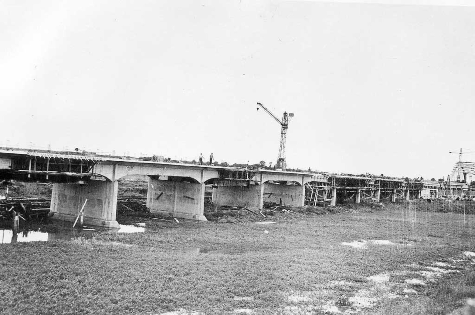 Resistencia. Así construían los 58 pilares que tiene el puente, los que a su vez transmiten las cargas sobre pilotes de hormigón armado situados a profundidad.