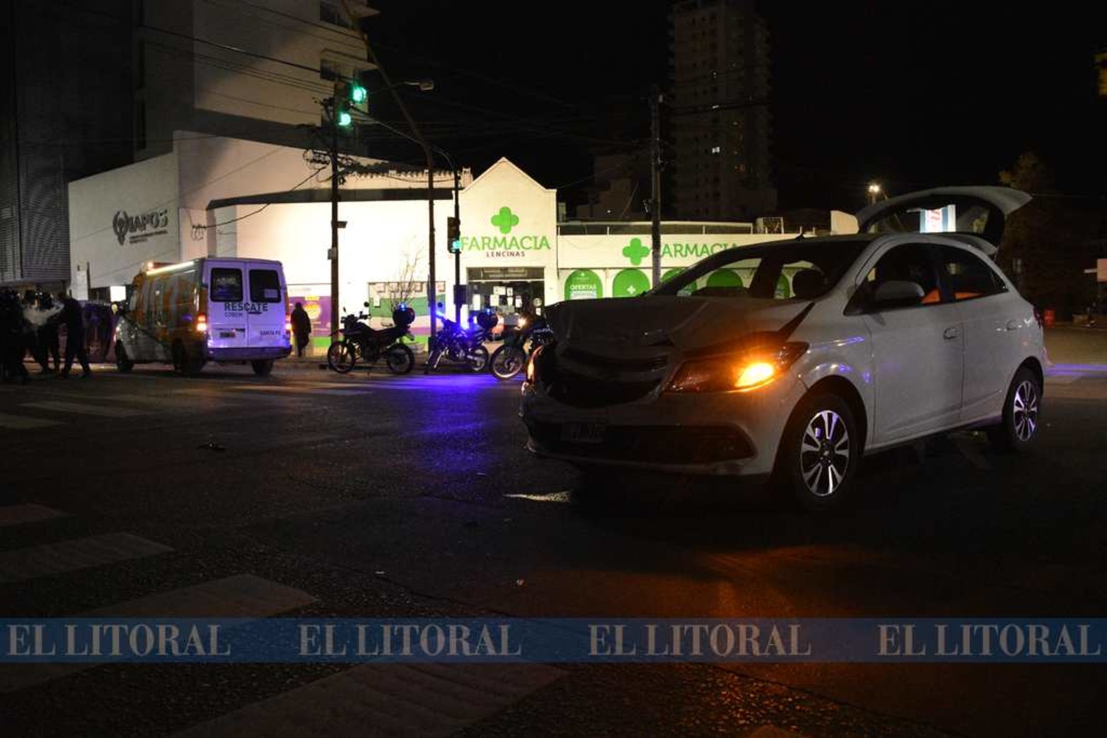 La ambulancia del Cobem corrió con un lateral unos 15 metros. Los cuatro ocupantes del servicio médico están solo con golpes. La conductora del auto no sufrió ningún daño.