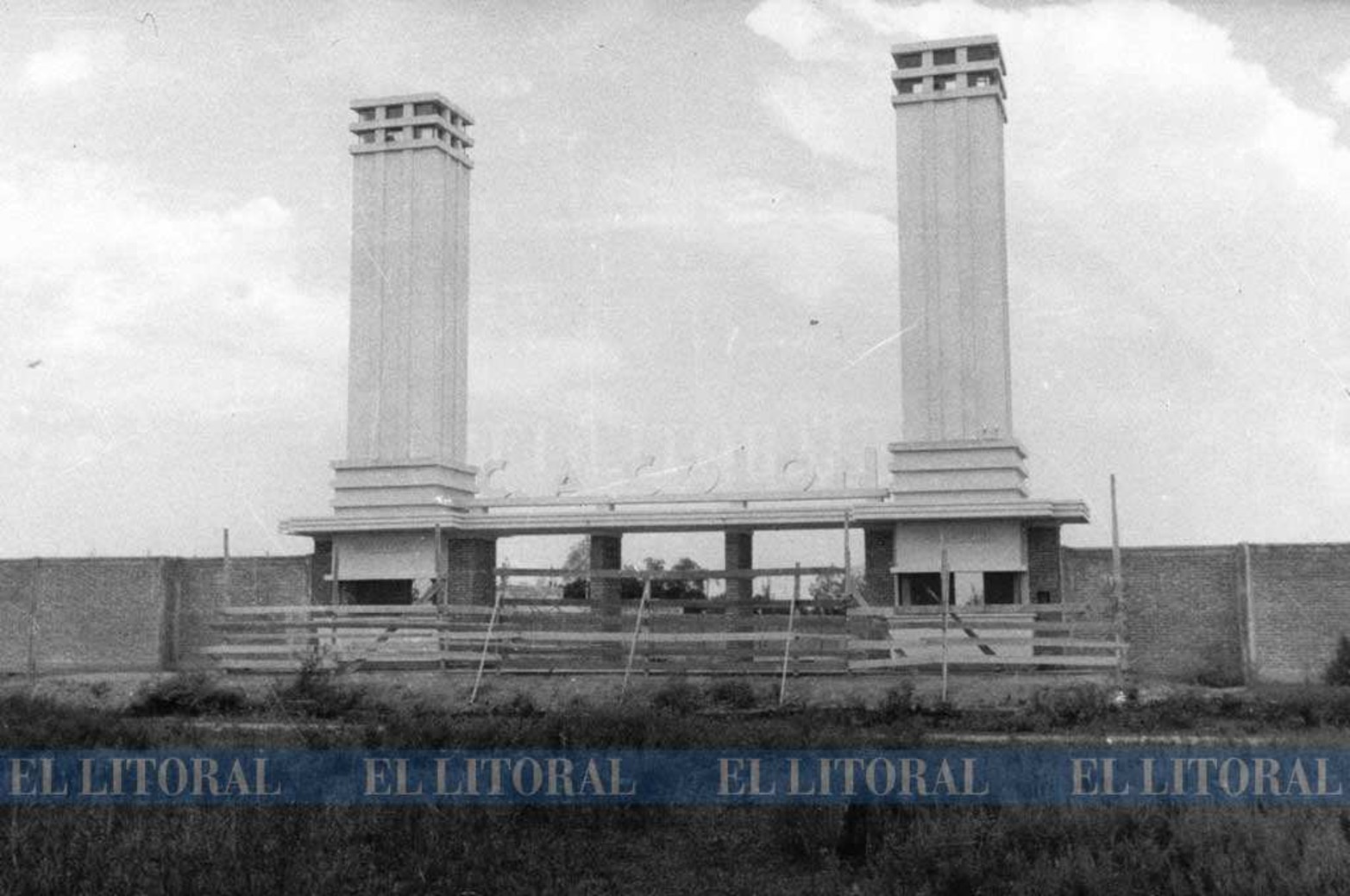 El viejo portón de acceso al club.