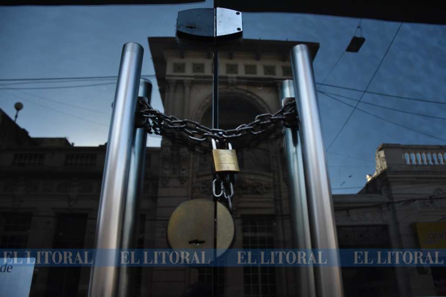 5 de abril. El comercio con las persianas cerradas. Comerciantes auto convocados fueron los primeros en salir a protestar.
