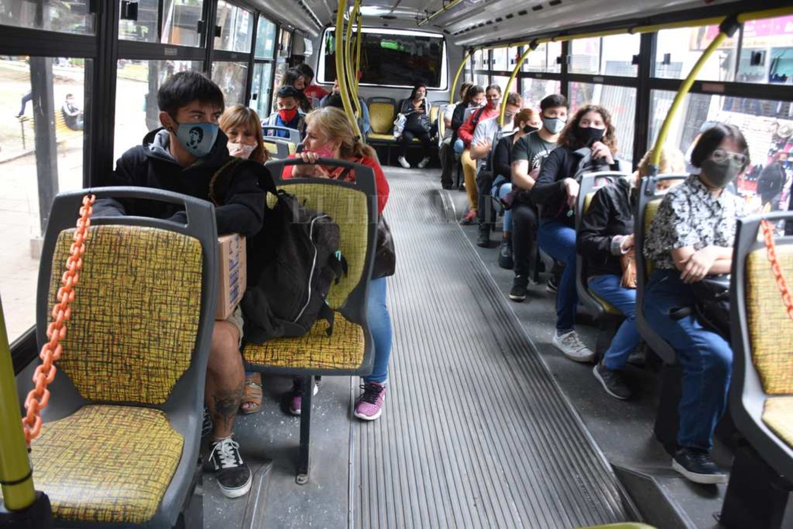 Los estudiantes secundarios optan por tomar el colectivo con la opción del boleto estudiantil gratuito. En algunas franja horario no se sobrepasa de pasajeros.
