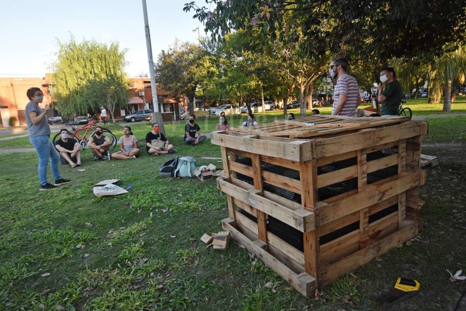 Fue instalada en la plaza Escalante. La prueba piloto será llevada adelante por los vecinos del barrio. Tiene entre sus objetivos disminuir la cantidad de residuos que se lleva a disposición final del relleno sanitario, y causar el menor impacto en el cambio climático.