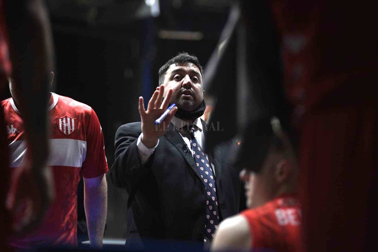 En la final ante Villa Mitre de Bahía Blanca volvió aparecer el traje. Solo lo había usado en el acto inaugural. En el resto de los partidos el DT Juan Francisco Ponce usó ropa deportiva.